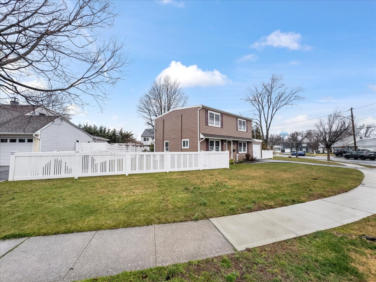 Massapequa, New York, 11758, United States, 5 Bedrooms Bedrooms, ,2 BathroomsBathrooms,Residential,For Sale,1930623