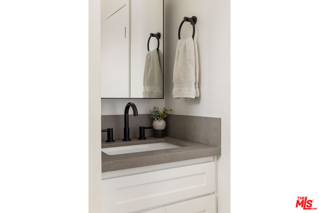 Los Angeles, California, 90032, United States, 3 Bedrooms Bedrooms, ,1 BathroomBathrooms,Residential,For Sale,1992073