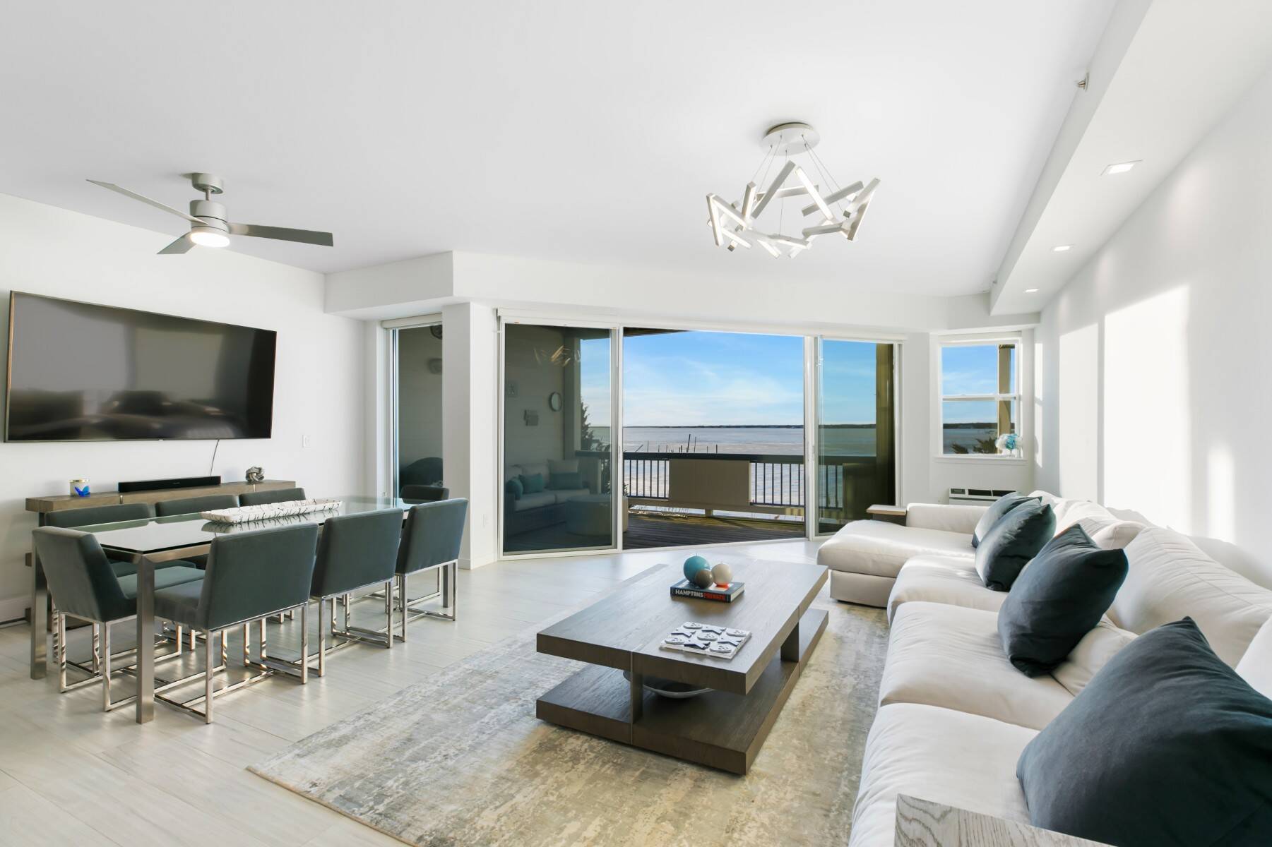  Sleek Waterfront Condo With Dramatic Sunsets - 物件實景