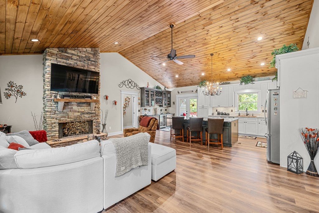 Talking Rock, Georgia, 30175, United States, 3 Bedrooms Bedrooms, ,2 BathroomsBathrooms,Residential,For Sale,1972069