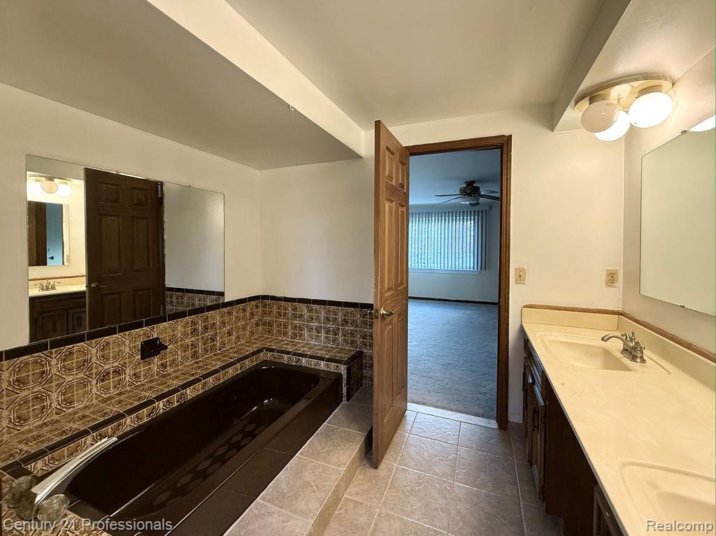 RochesterHills, Michigan, 48309, United States, 4 Bedrooms Bedrooms, ,3 BathroomsBathrooms,Residential,For Sale,1976232