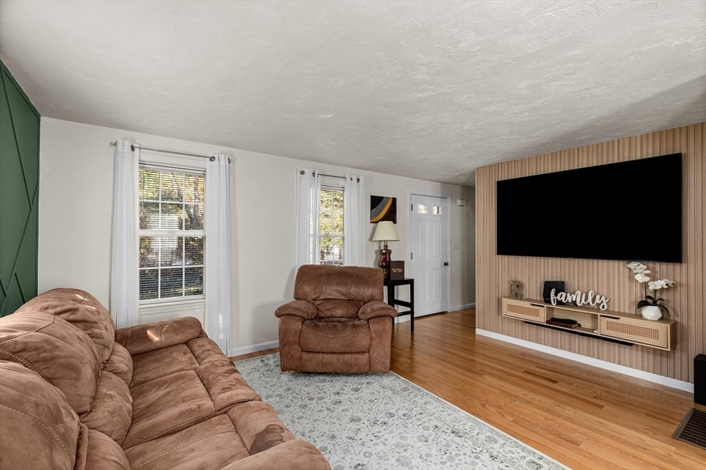 Carver, Massachusetts, 02330, United States, 2 Bedrooms Bedrooms, ,2 BathroomsBathrooms,Residential,For Sale,1983292