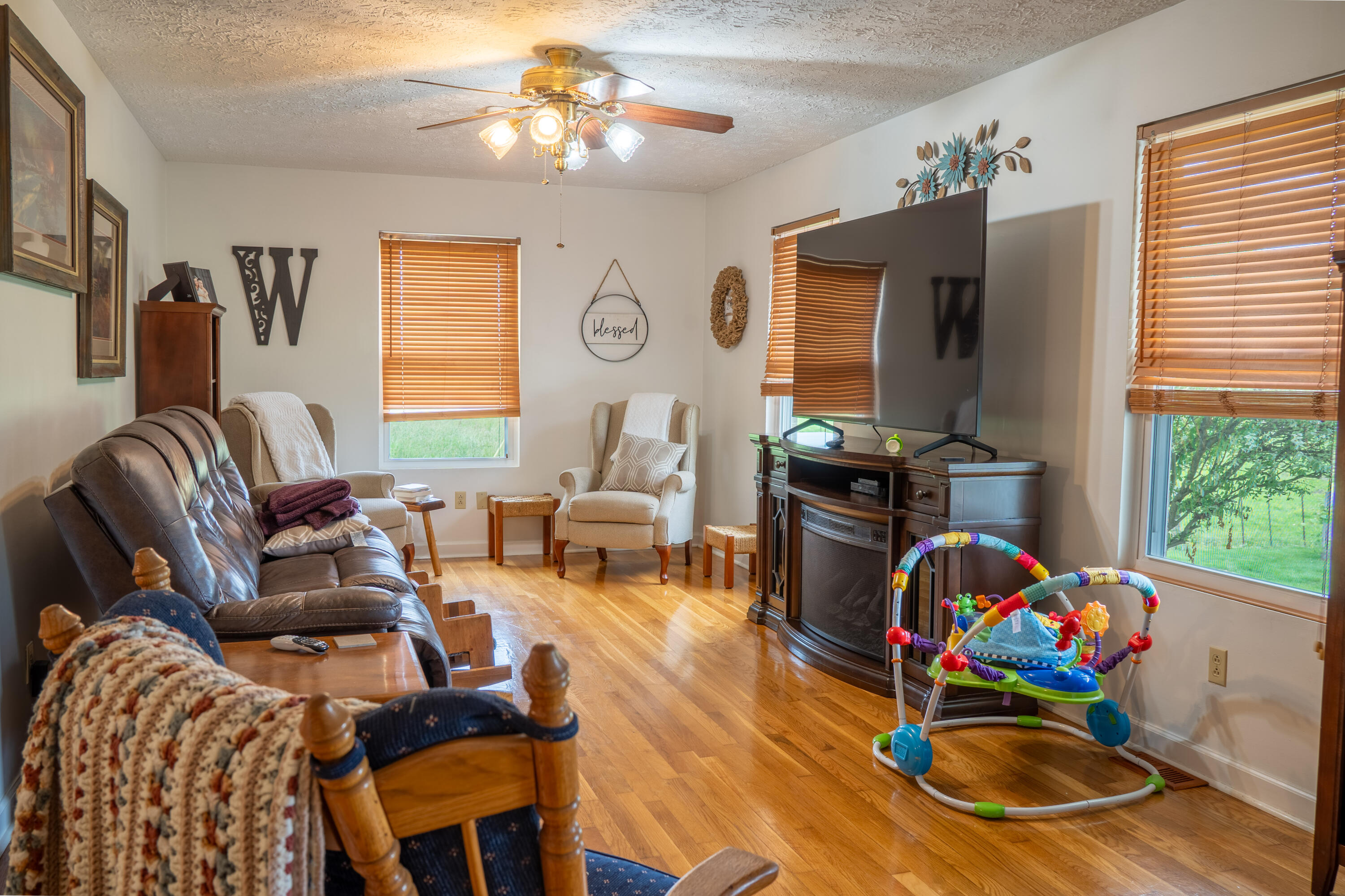 Paint Lick, Kentucky, 40461, United States, 5 Bedrooms Bedrooms, ,1 BathroomBathrooms,Residential,For Sale,1847619