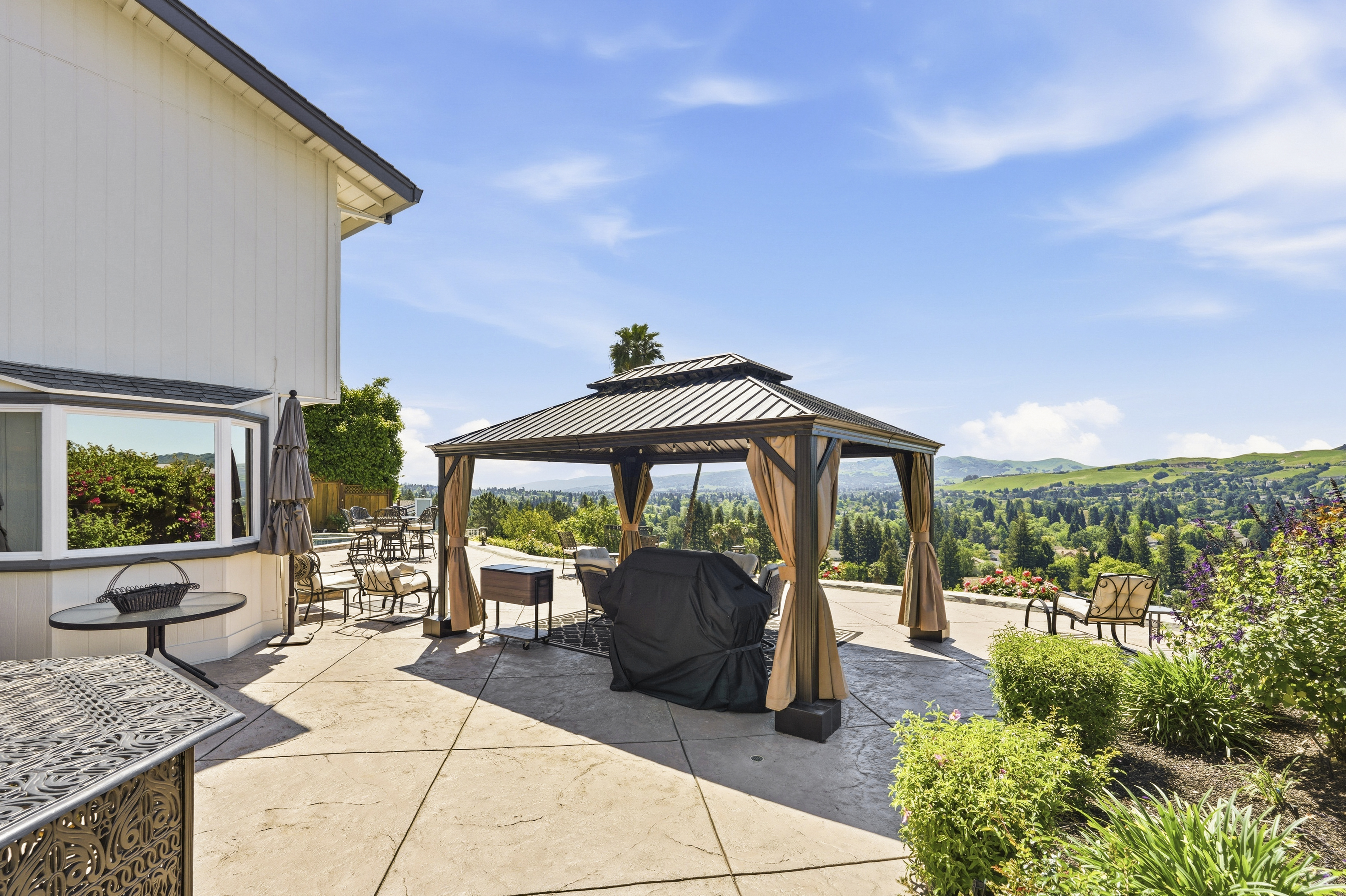  Million Dollar Views and Timeless Elegance in This Exceptional Residence - 物件實景