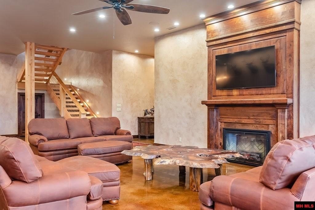 Cotter, Arkansas, 72626, United States, 4 Bedrooms Bedrooms, ,5 BathroomsBathrooms,Residential,For Sale,1976163