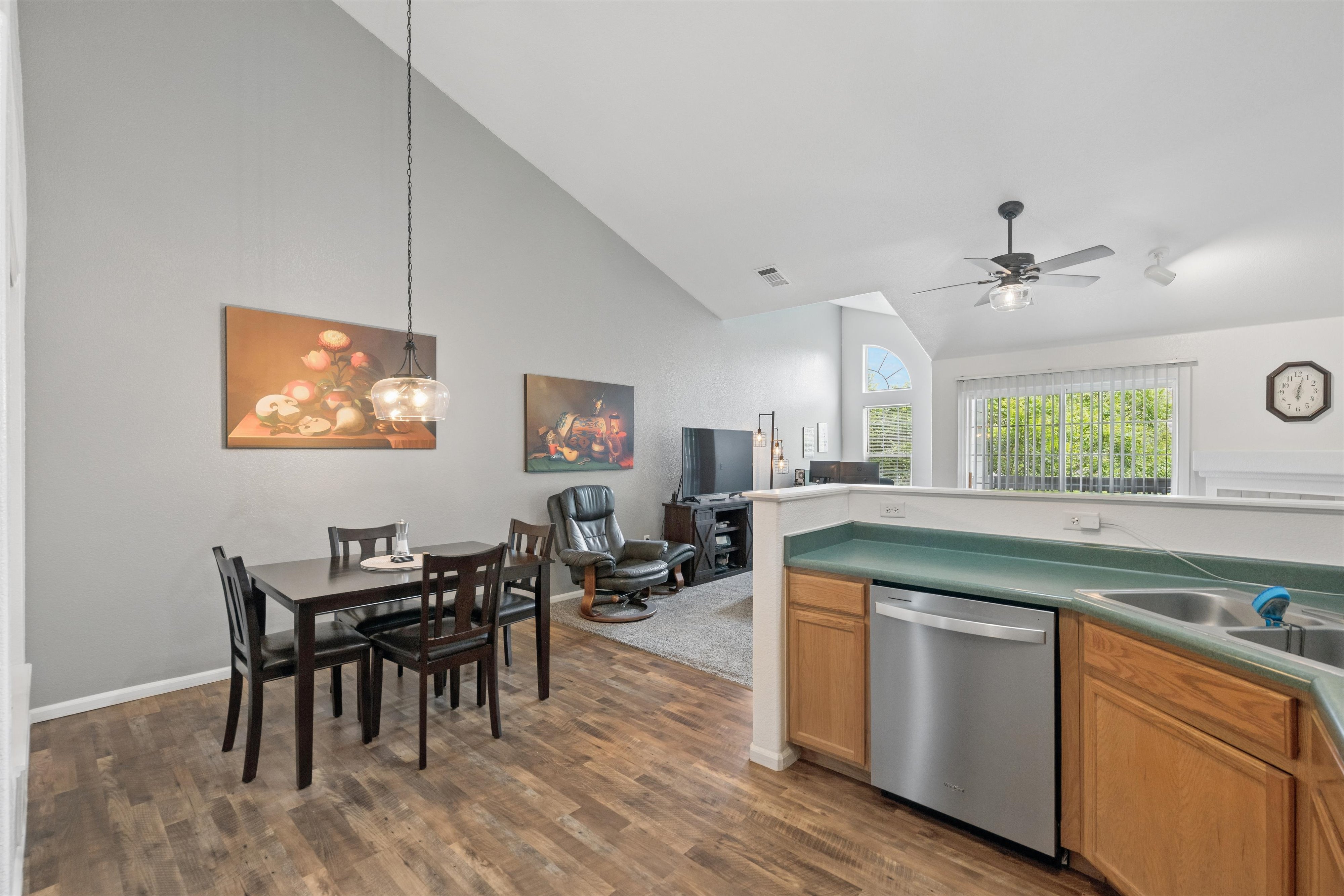  Welcome to this Beautifully Maintained Condo In Gated Settlers Chase Heritage - 物件實景