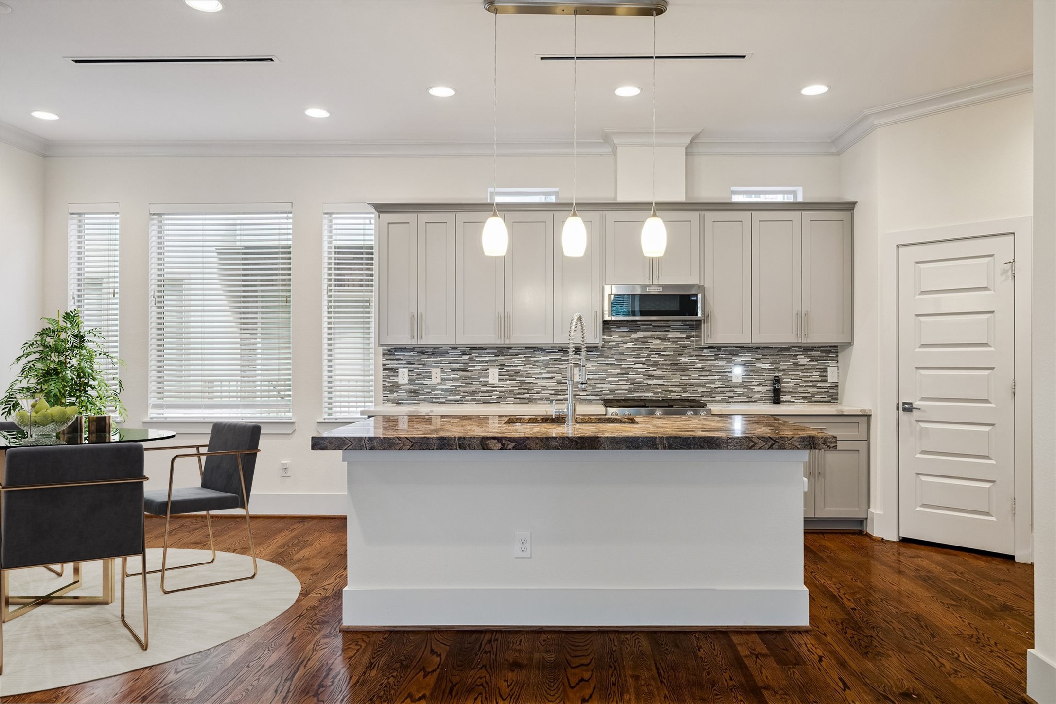  4833 Chenevert Street - 物件實景