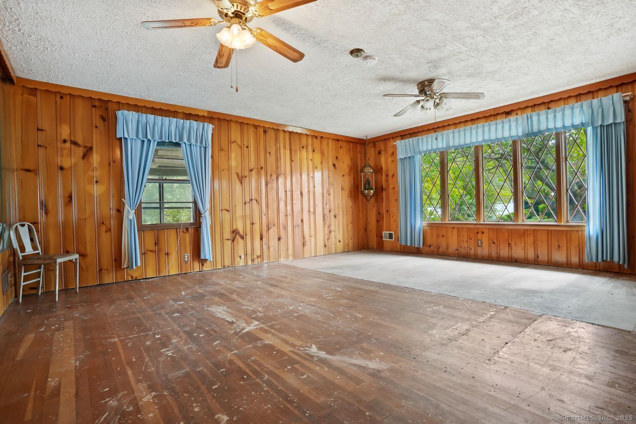 Stratford, Connecticut, 06615, United States, 3 Bedrooms Bedrooms, ,1 BathroomBathrooms,Residential,For Sale,1965569