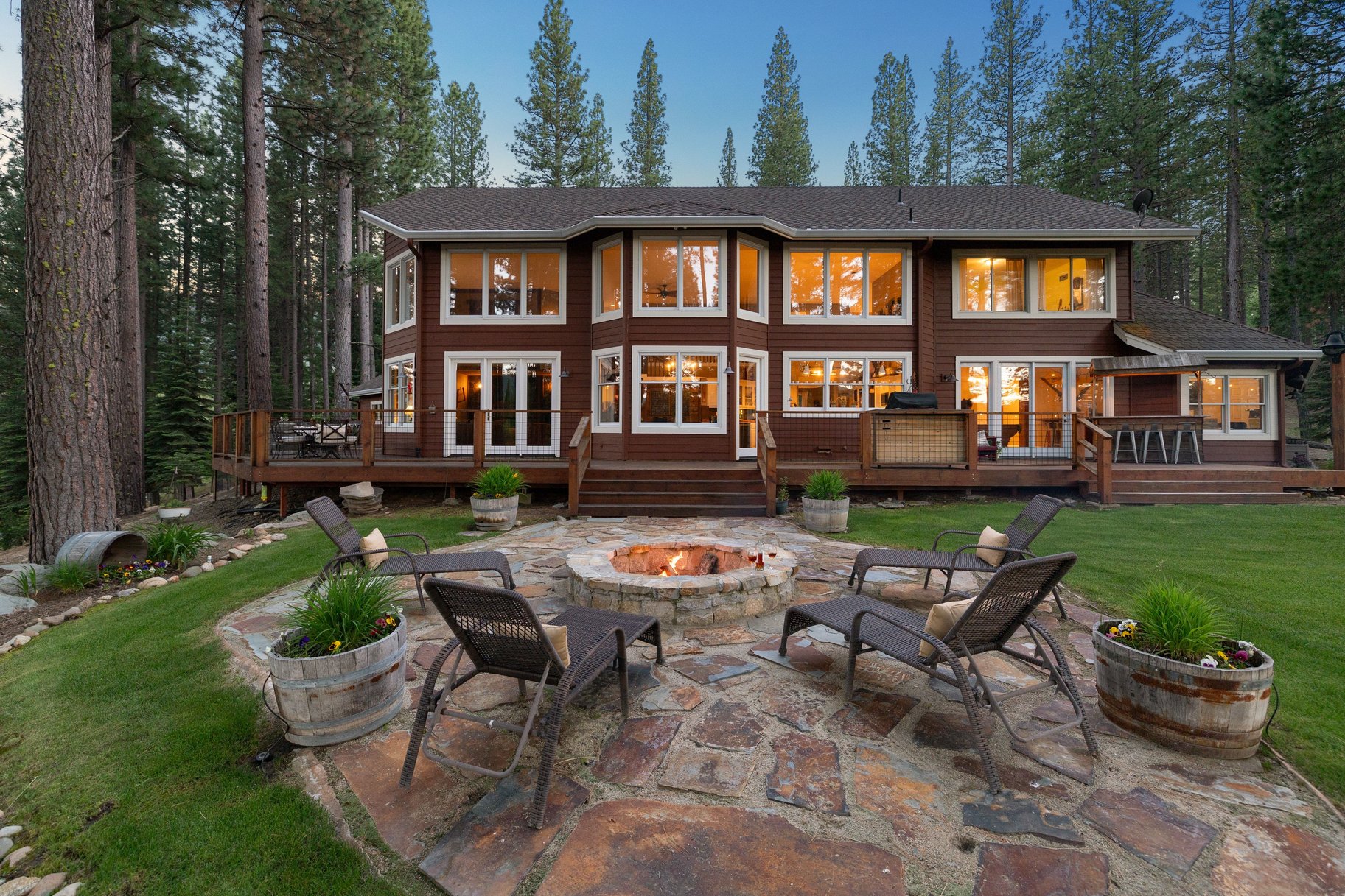  Hilltop Whitehawk Ranch Estate with Sweeping Meadow, Pond & Mountain Views - 物件實景