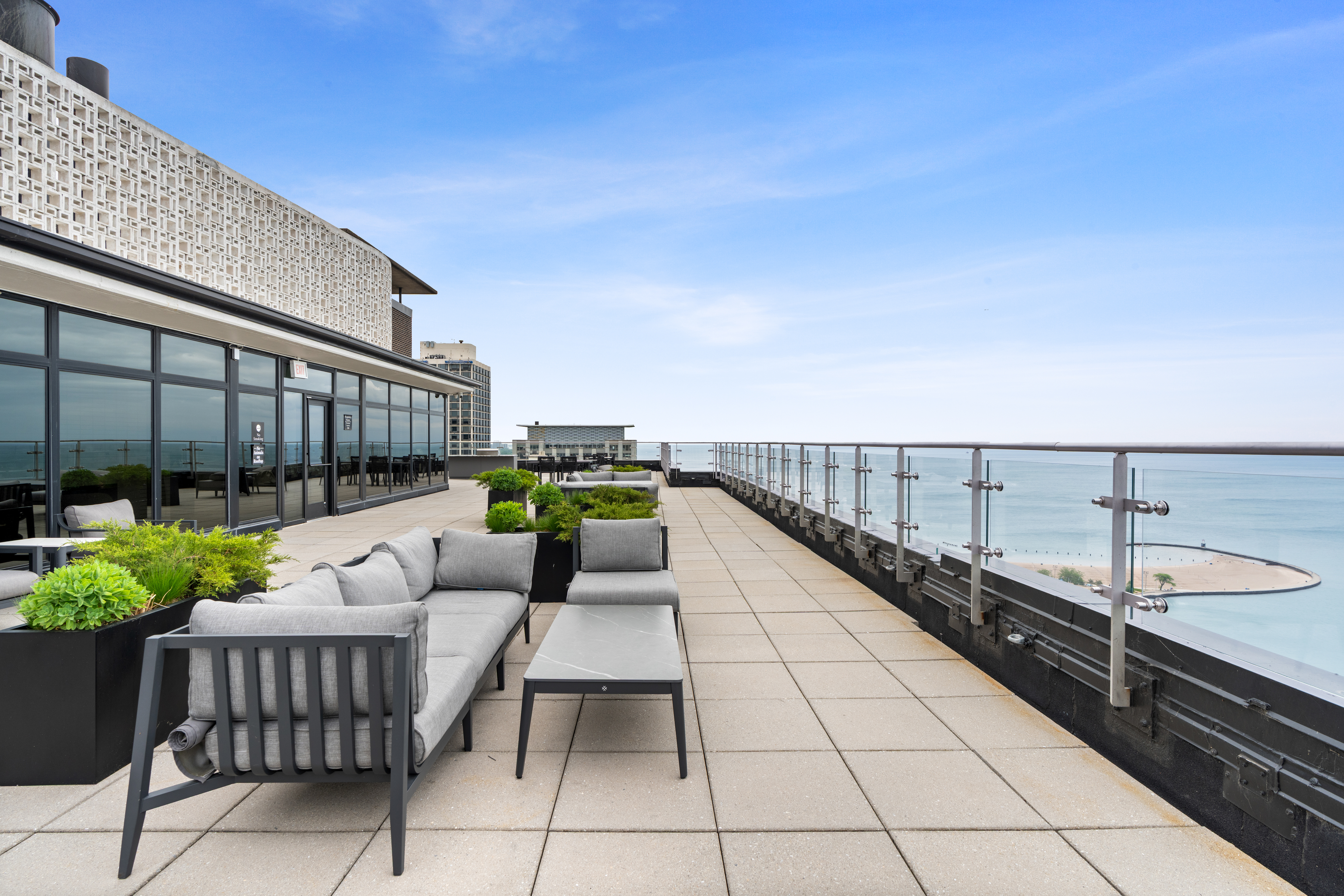  Enjoy Turnkey Lakefront Living in a Well-Established Gold Coast Building - 物件實景
