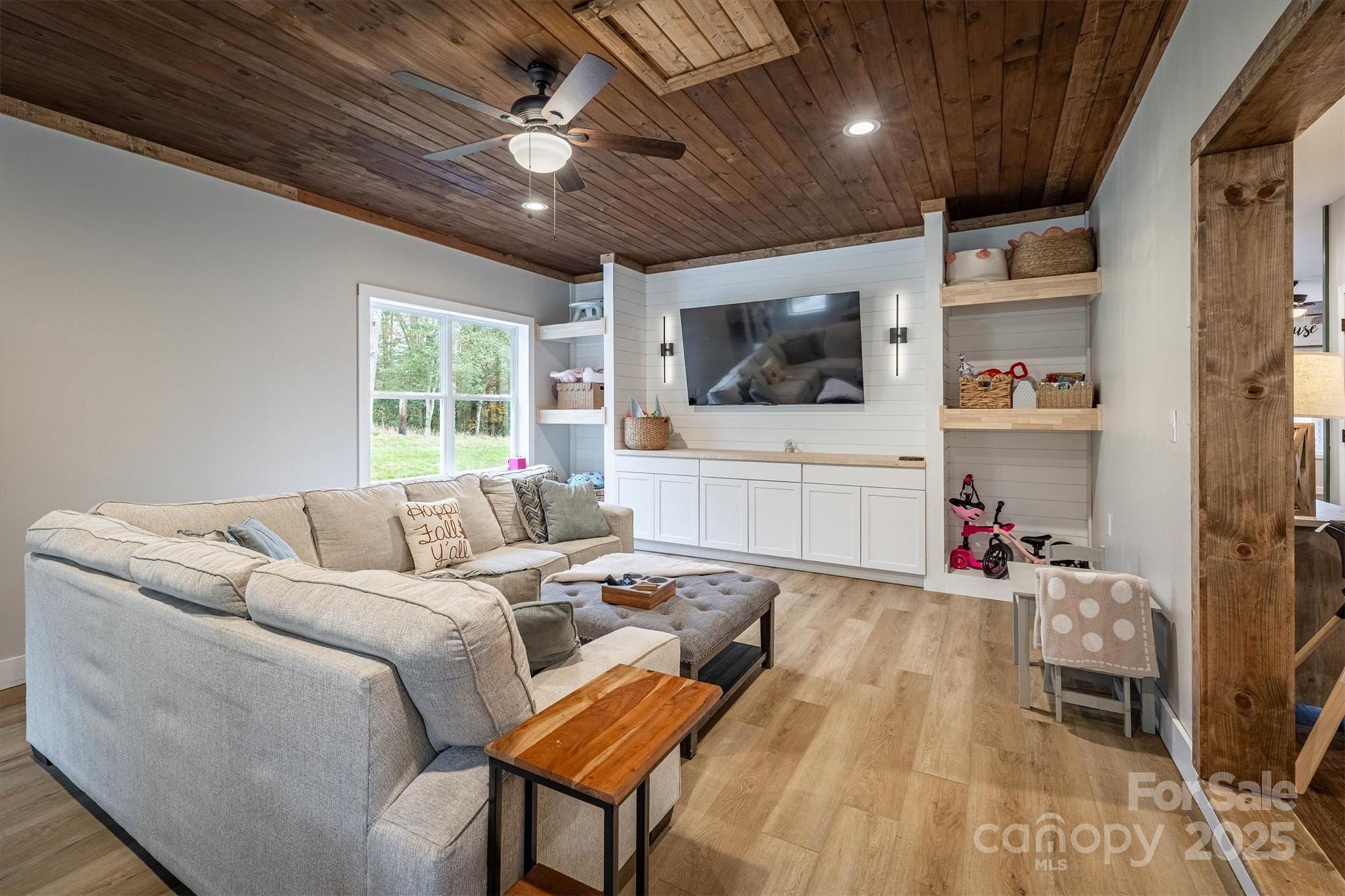 Lenoir, North Carolina, 28645, United States, 3 Bedrooms Bedrooms, ,3 BathroomsBathrooms,Residential,For Sale,1992065