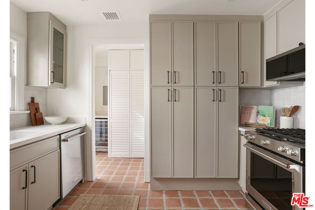 Los Angeles, California, 90036, United States, 2 Bedrooms Bedrooms, ,2 BathroomsBathrooms,Residential,For Sale,2003029