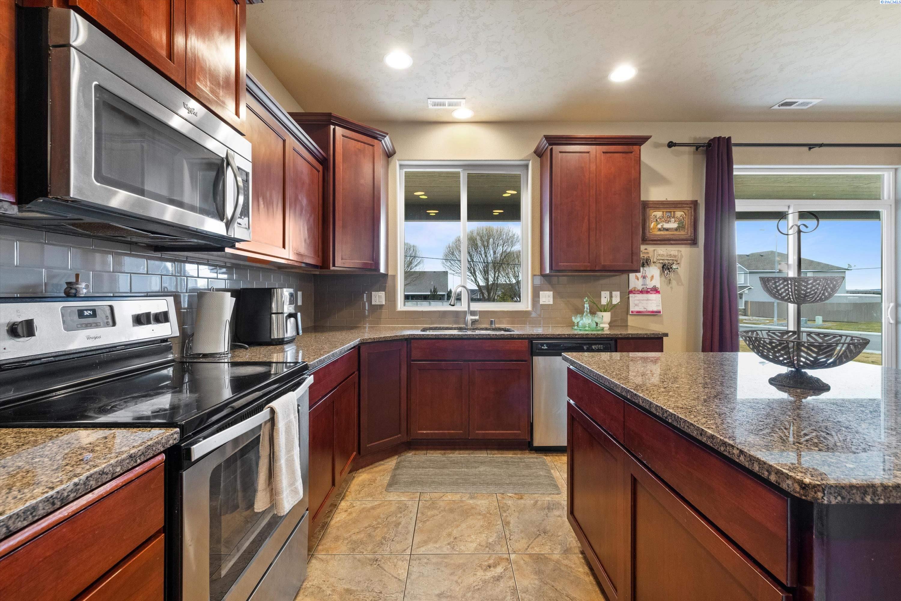 Pasco, Washington, 99301, United States, 6 Bedrooms Bedrooms, ,3 BathroomsBathrooms,Residential,For Sale,1705184