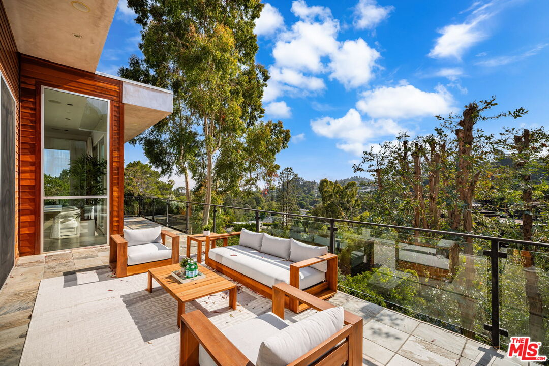 Los Angeles, California, 90049, United States, 4 Bedrooms Bedrooms, ,5 BathroomsBathrooms,Residential,For Sale,1901289