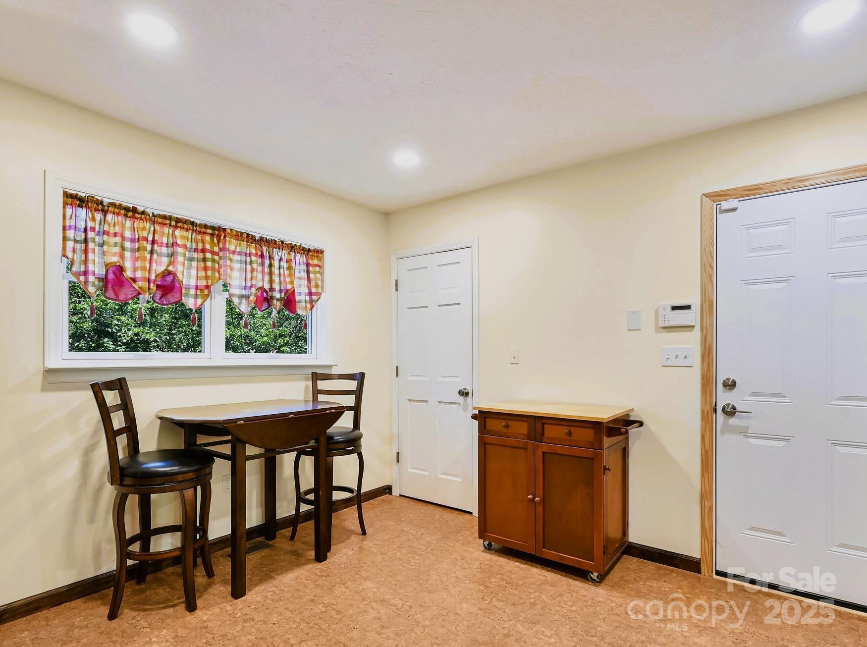 Hendersonville, North Carolina, 28739, United States, 3 Bedrooms Bedrooms, ,3 BathroomsBathrooms,Residential,For Sale,1890960