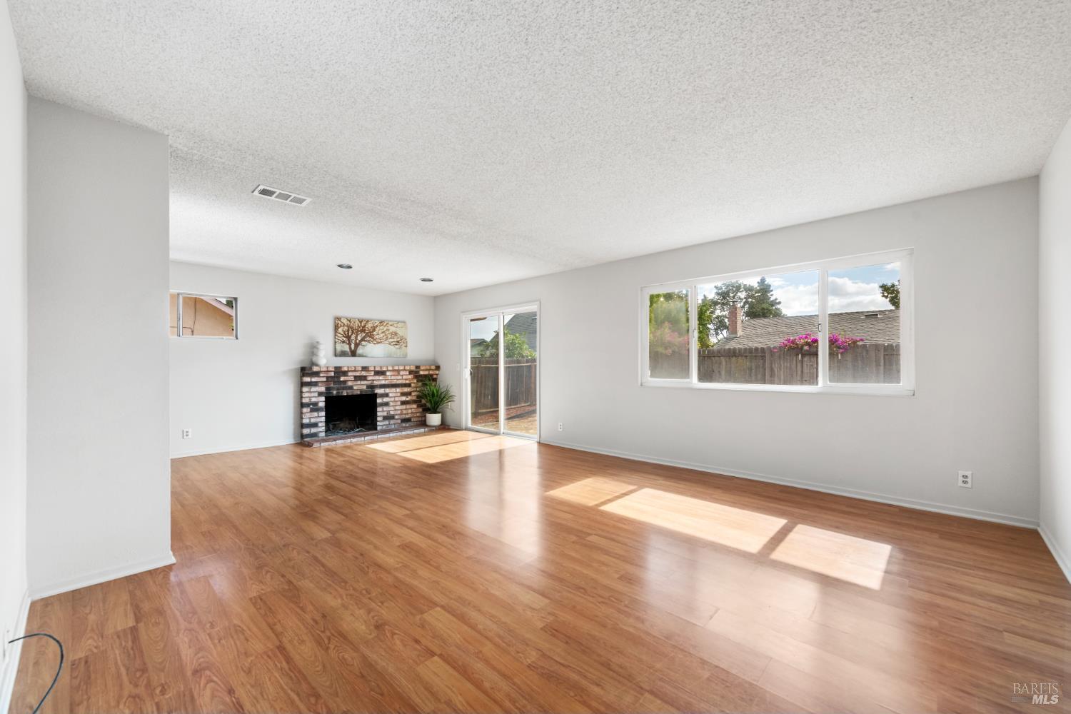 Vacaville, California, 95687, United States, 4 Bedrooms Bedrooms, ,2 BathroomsBathrooms,Residential,For Sale,1977124