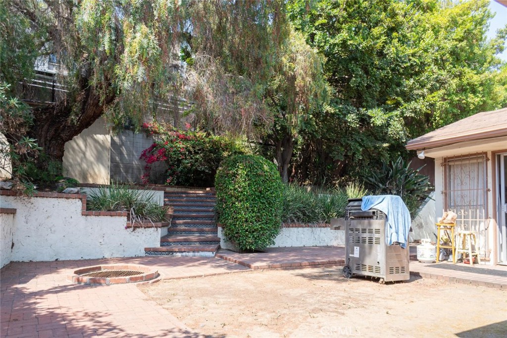 Los Angeles, California, 90018, United States, 2 Bedrooms Bedrooms, ,1 BathroomBathrooms,Residential,For Sale,1928435