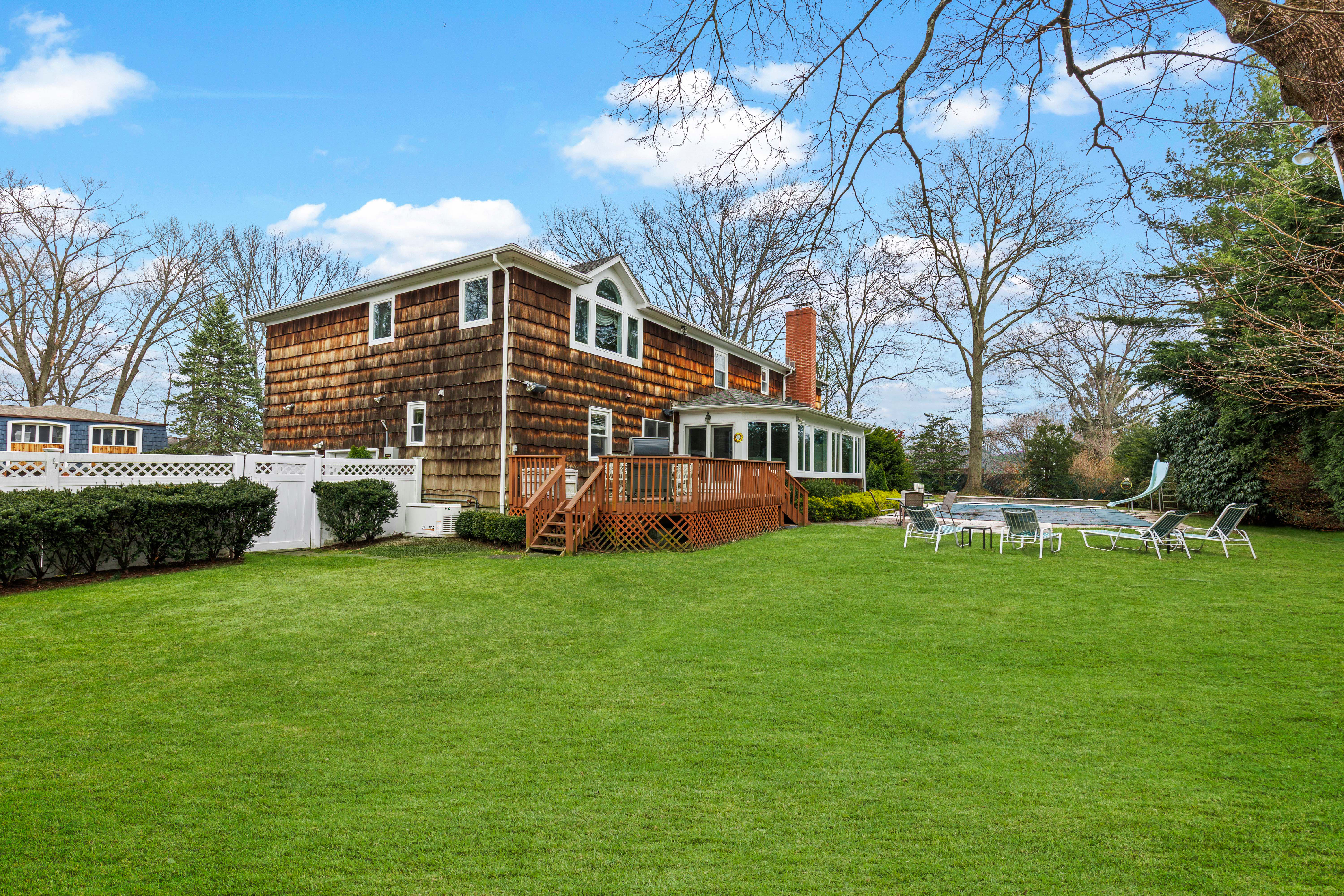  A beautiful, gracious colonial with a circular driveway. - 物件實景