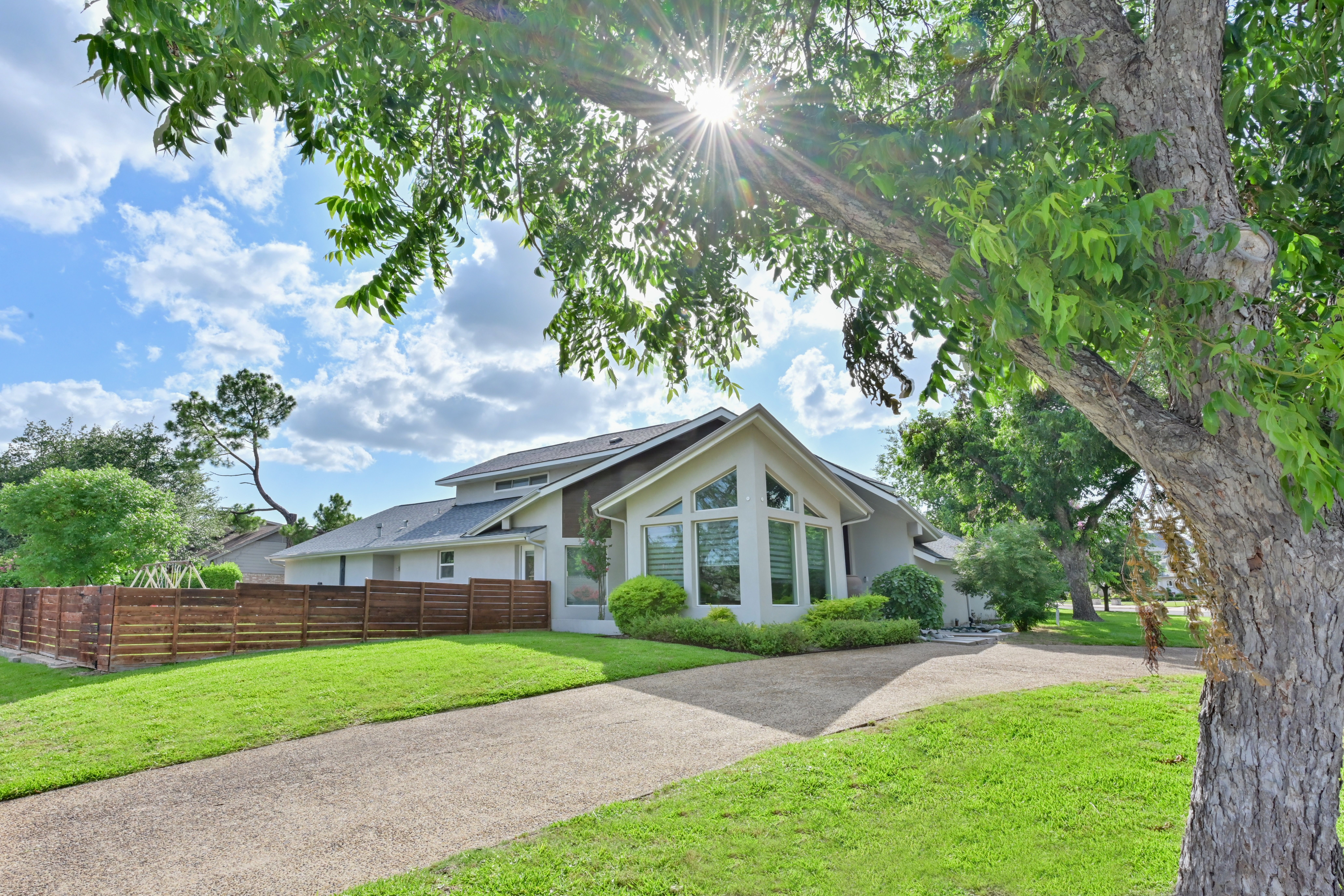  Desirable Corner Lot Home with Back Yard Oasis - 物件實景