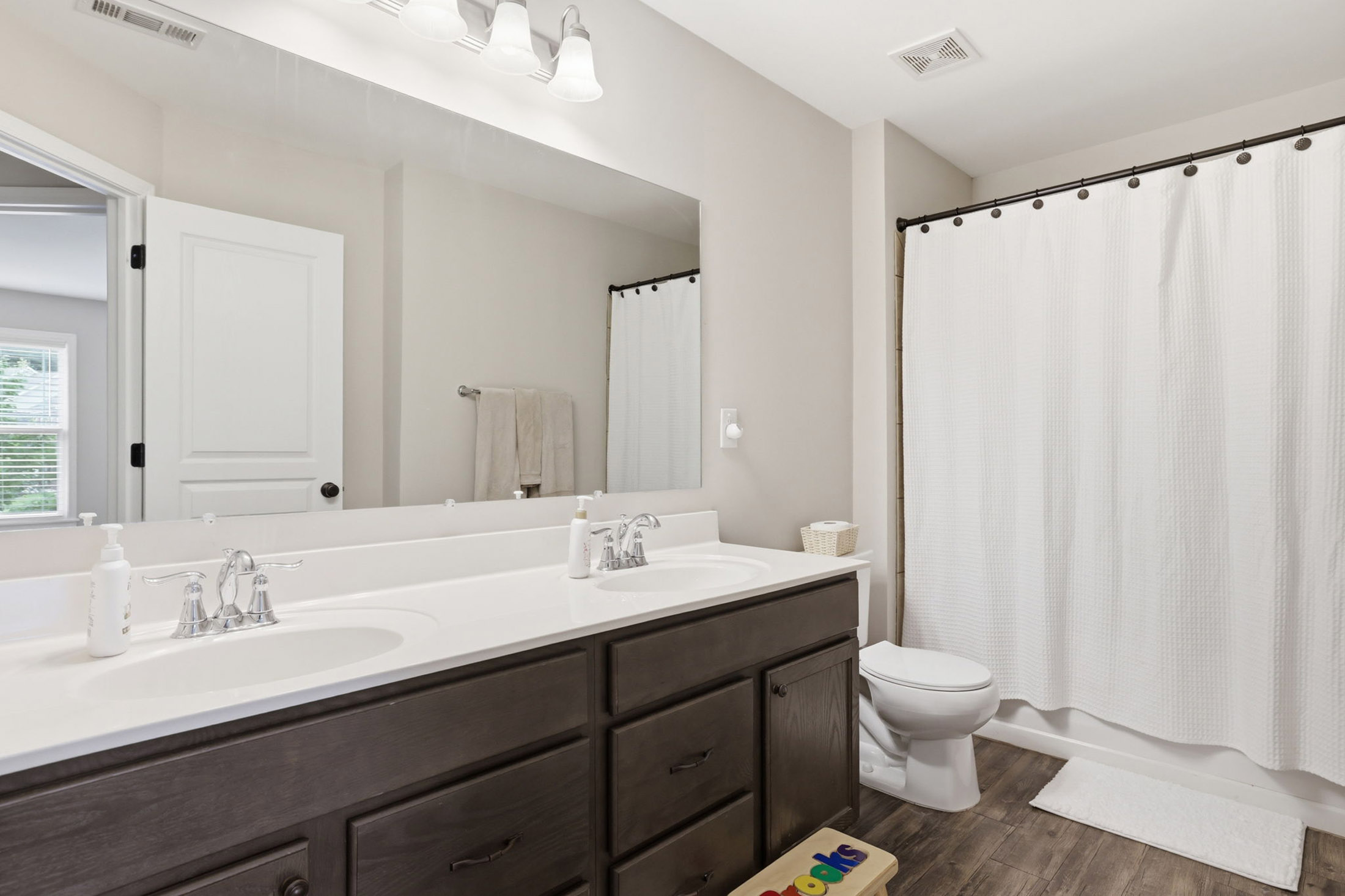  Beautifully Maintained Home in One of Cumming