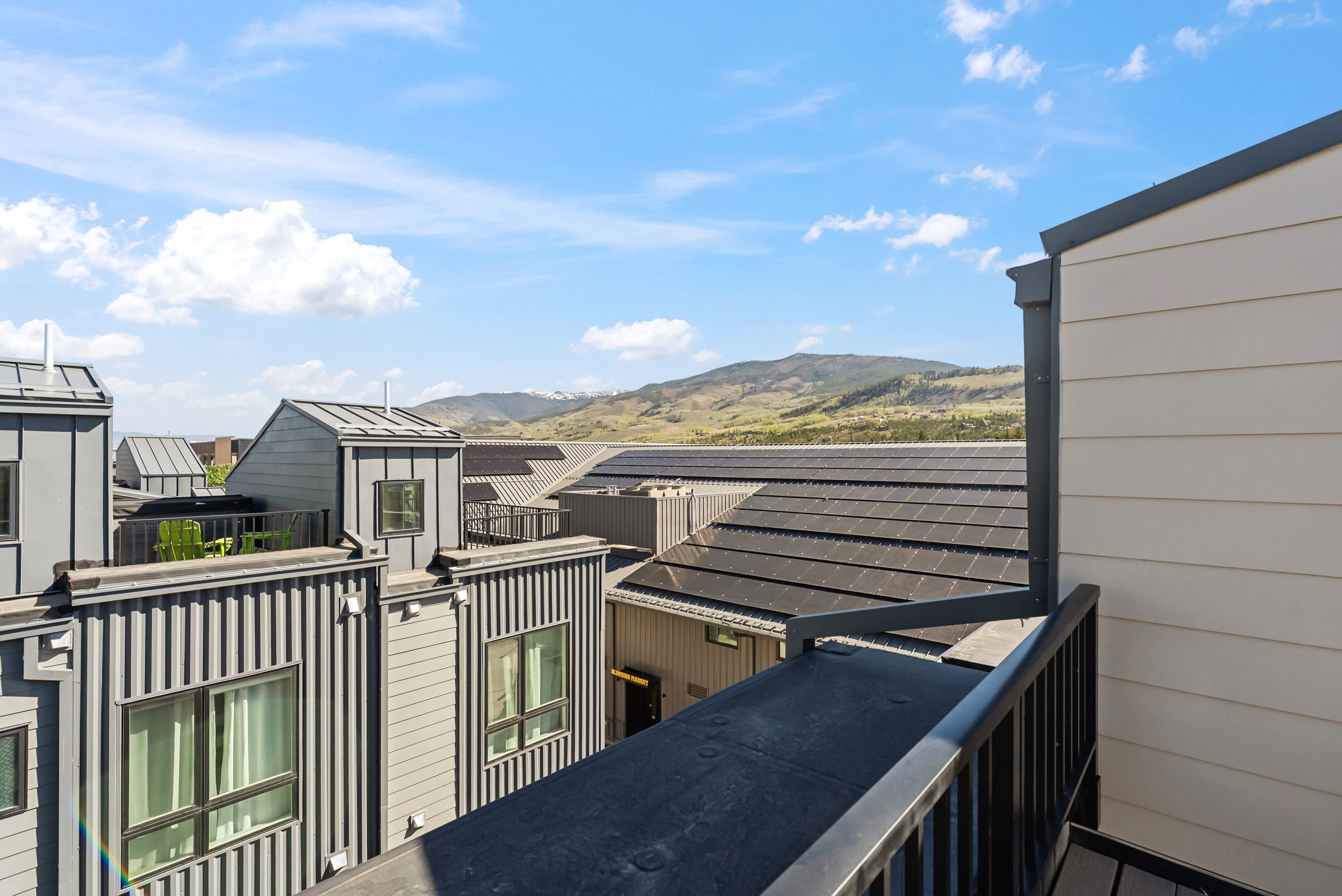  Modern Design Meets Mountain Living - 物件實景