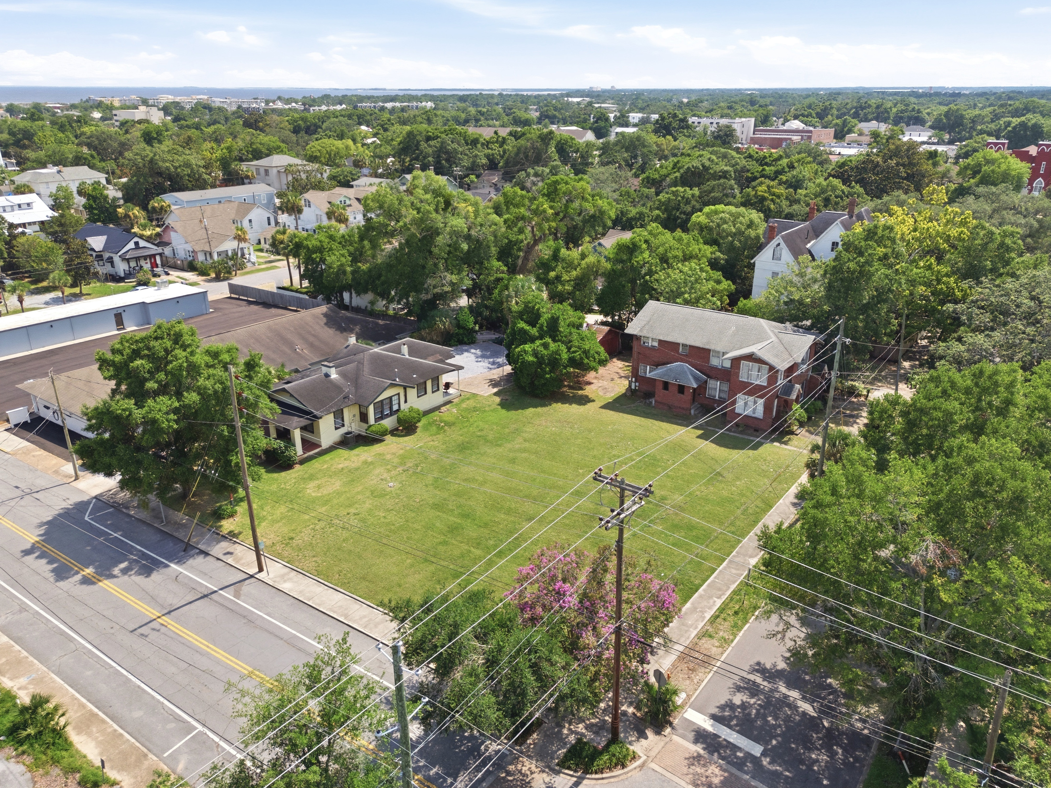  Rare Corner Parcel with Three-Lot Potential in Downton Pensacola - 物件實景