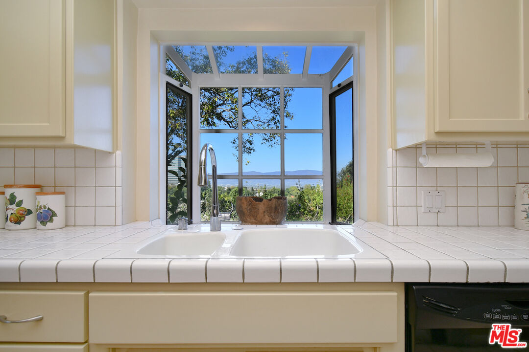 Sherman Oaks, California, 91403, United States, 3 Bedrooms Bedrooms, ,3 BathroomsBathrooms,Residential,For Sale,1989375