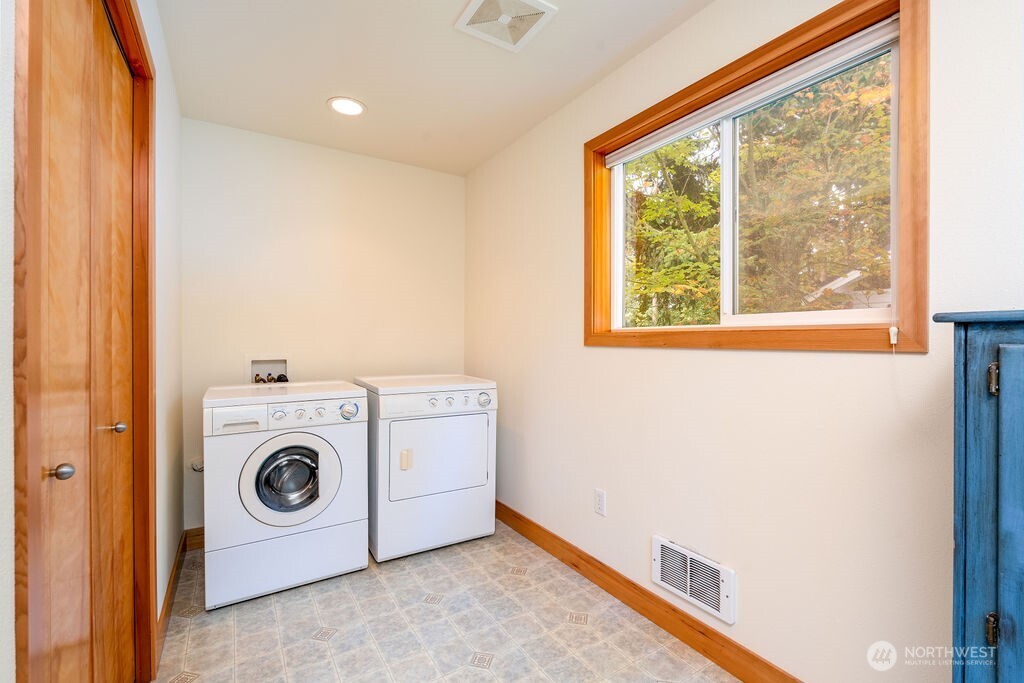 Hat Island, Washington, 98206, United States, 3 Bedrooms Bedrooms, ,1 BathroomBathrooms,Residential,For Sale,1974071