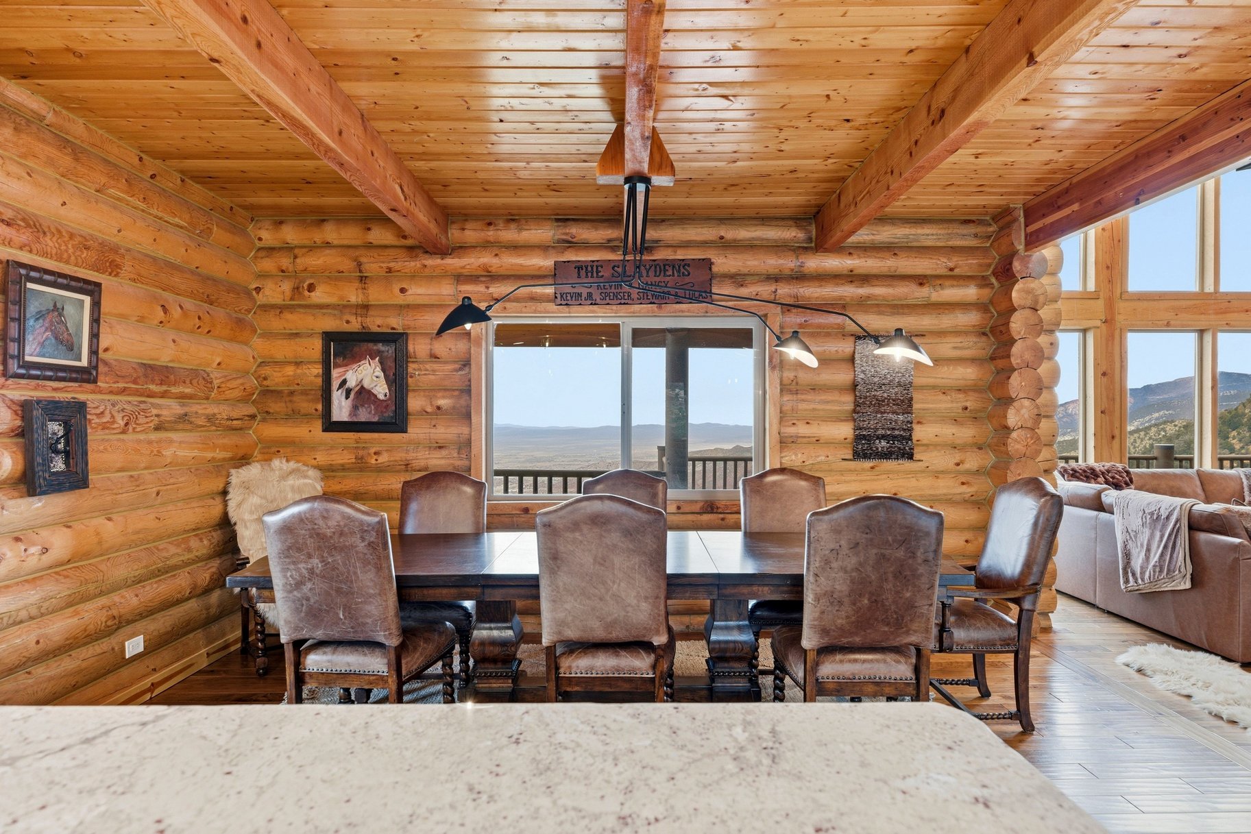  Renovated Log Cabin in Cedar Highlands with Wraparound Deck & Mountain Views - 物件實景