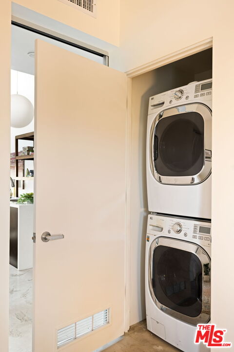 Los Angeles, California, 90038, United States, 2 Bedrooms Bedrooms, ,2 BathroomsBathrooms,Residential,For Sale,1917105