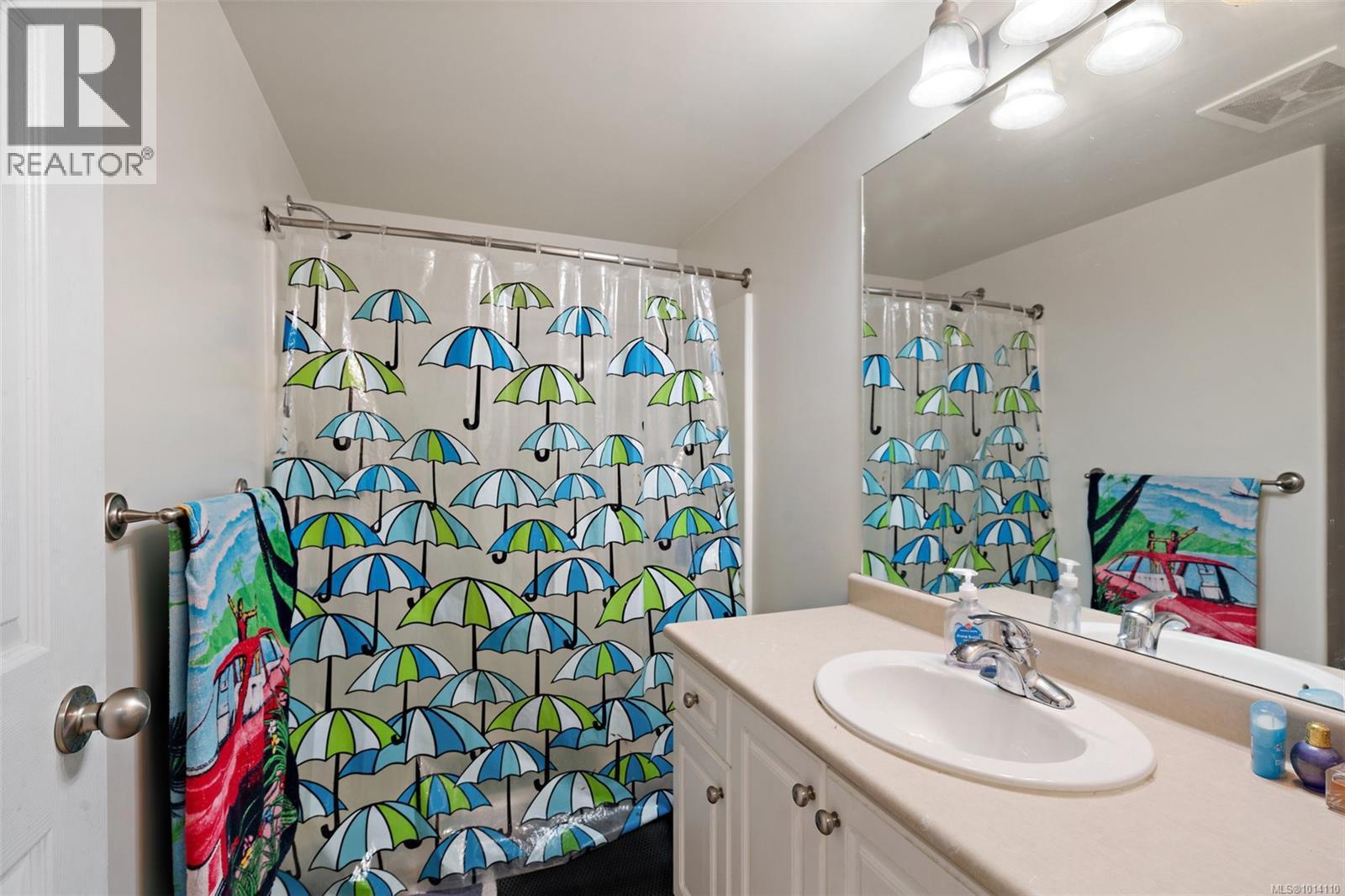 ESQUIMALT, British Columbia, V9A 4R8, CA, 2 Bedrooms Bedrooms, ,2 BathroomsBathrooms,Residential,For Sale,1948785