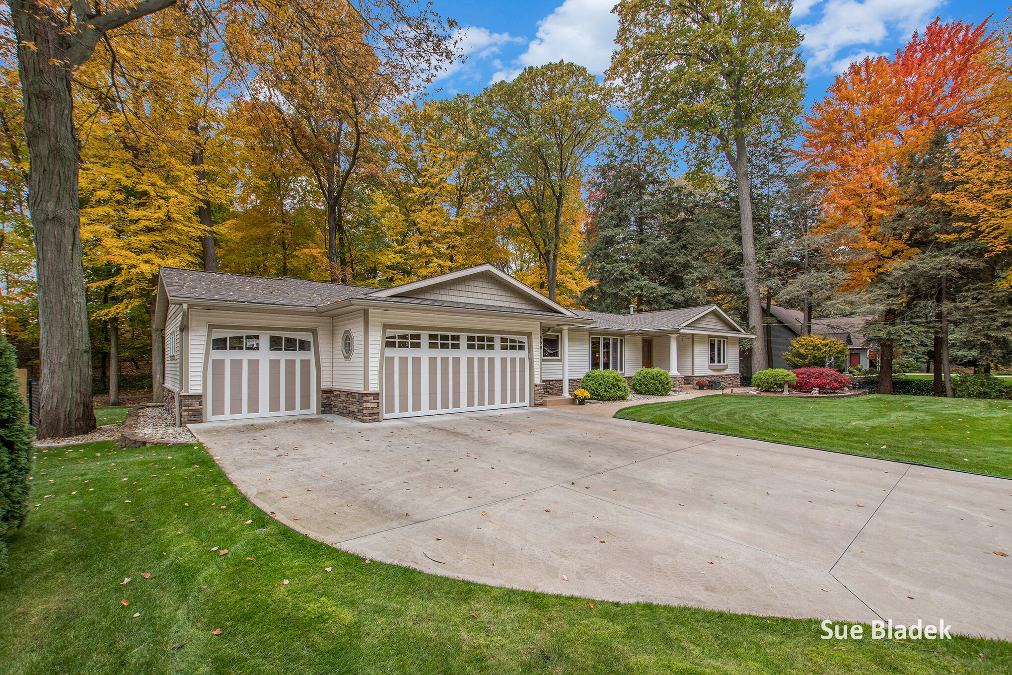 Holland, Michigan, 49424, United States, 3 Bedrooms Bedrooms, ,3 BathroomsBathrooms,Residential,For Sale,1989003