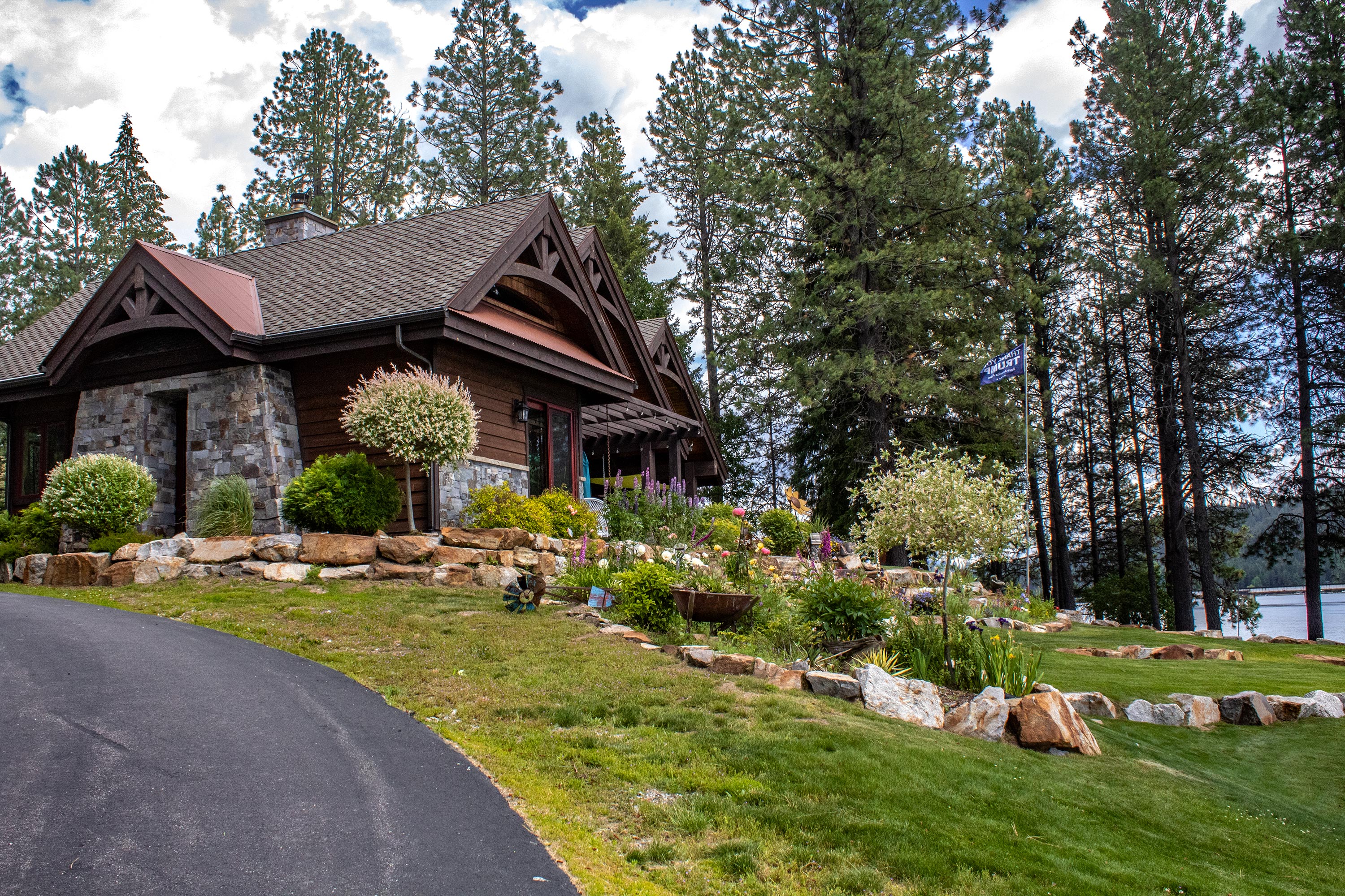 Sandpoint, Idaho, 83864, United States, 2 Bedrooms Bedrooms, ,4 BathroomsBathrooms,Residential,For Sale,1806623