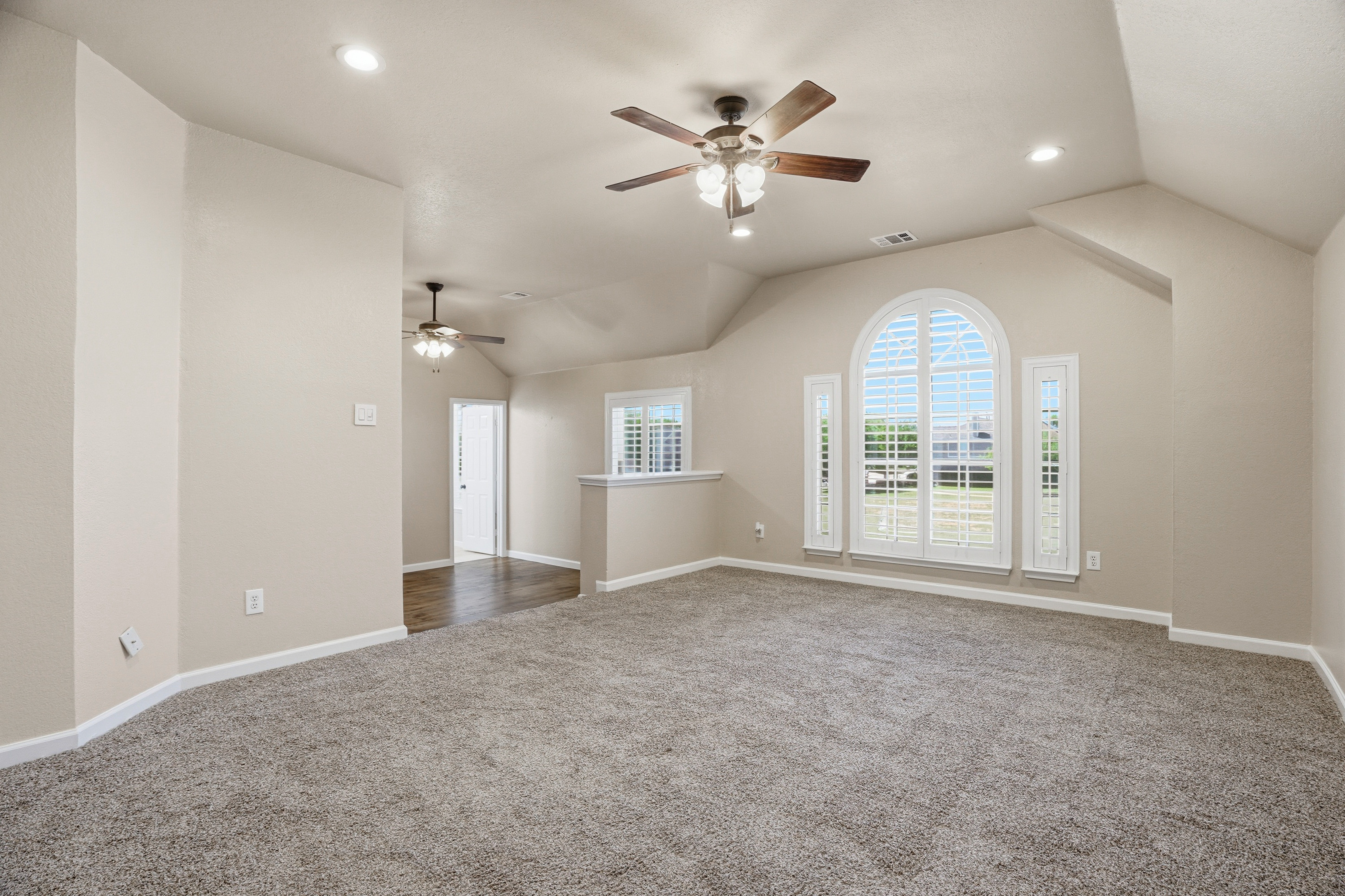  Stylish Keller Living with Bonus Room & Custom Touches - 物件實景