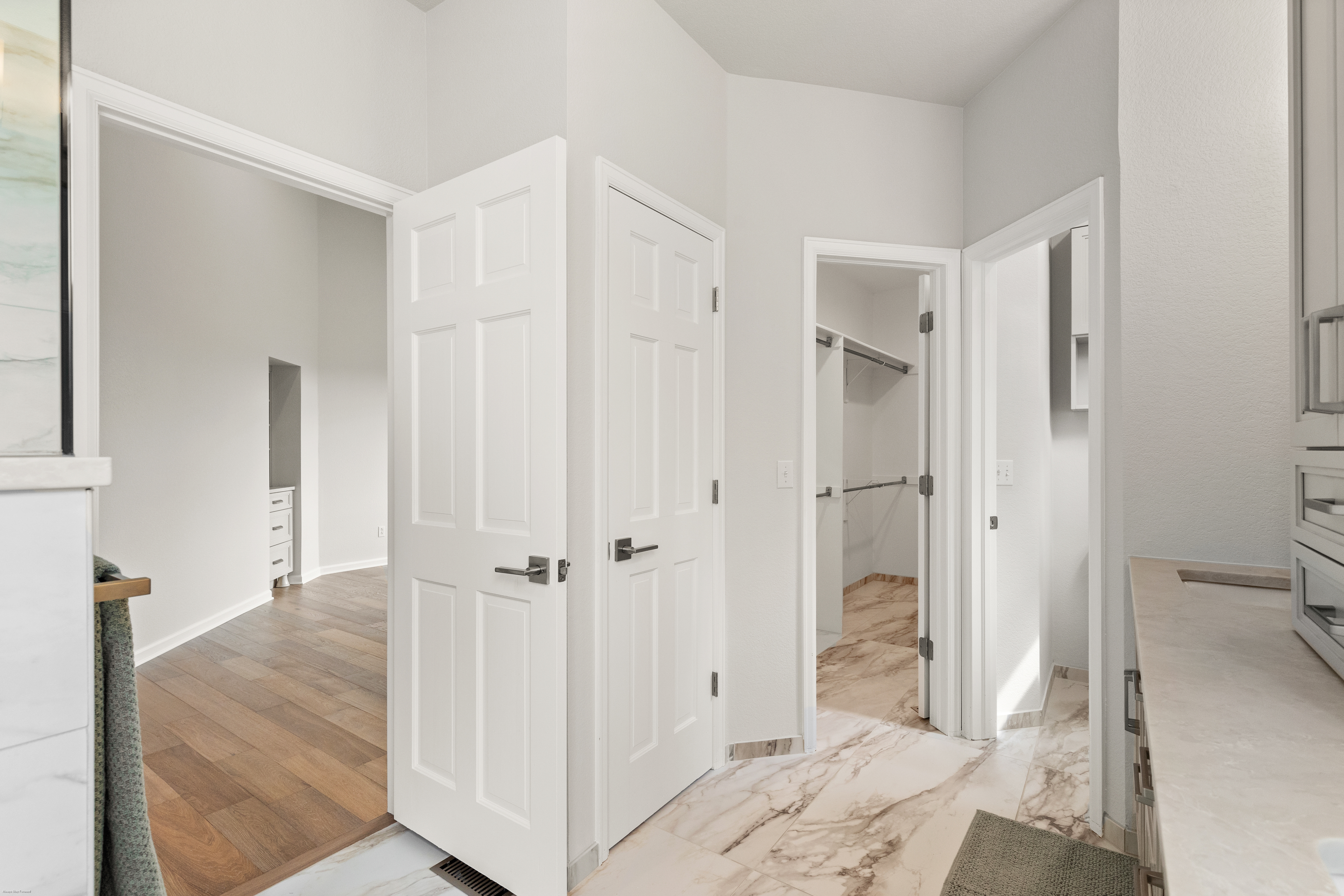  Extensively Renovated Main-Level Living - 物件實景