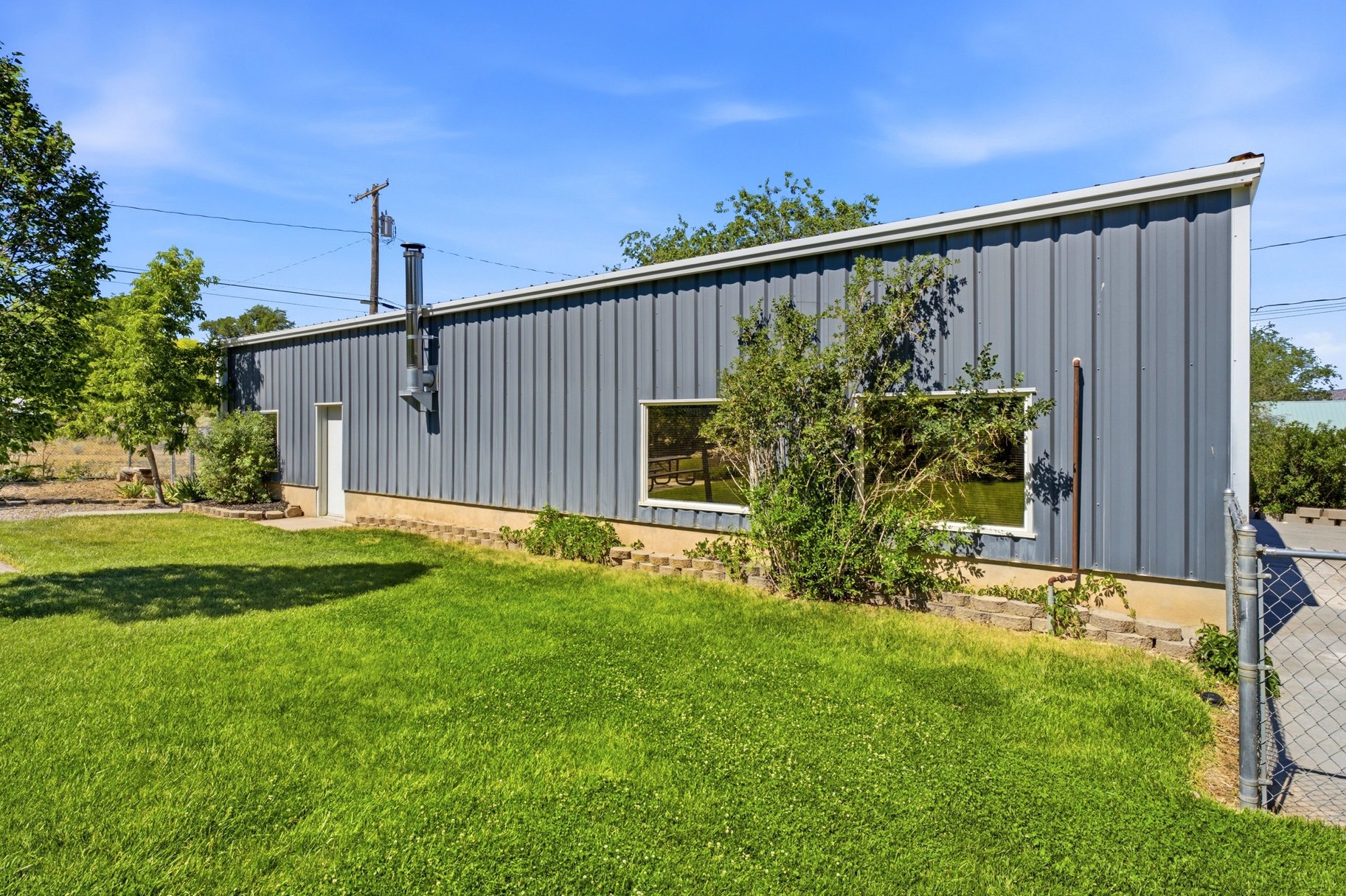  Custom Home with a 2400 Square Foot Shop with Plumbing and Electricity - 物件實景