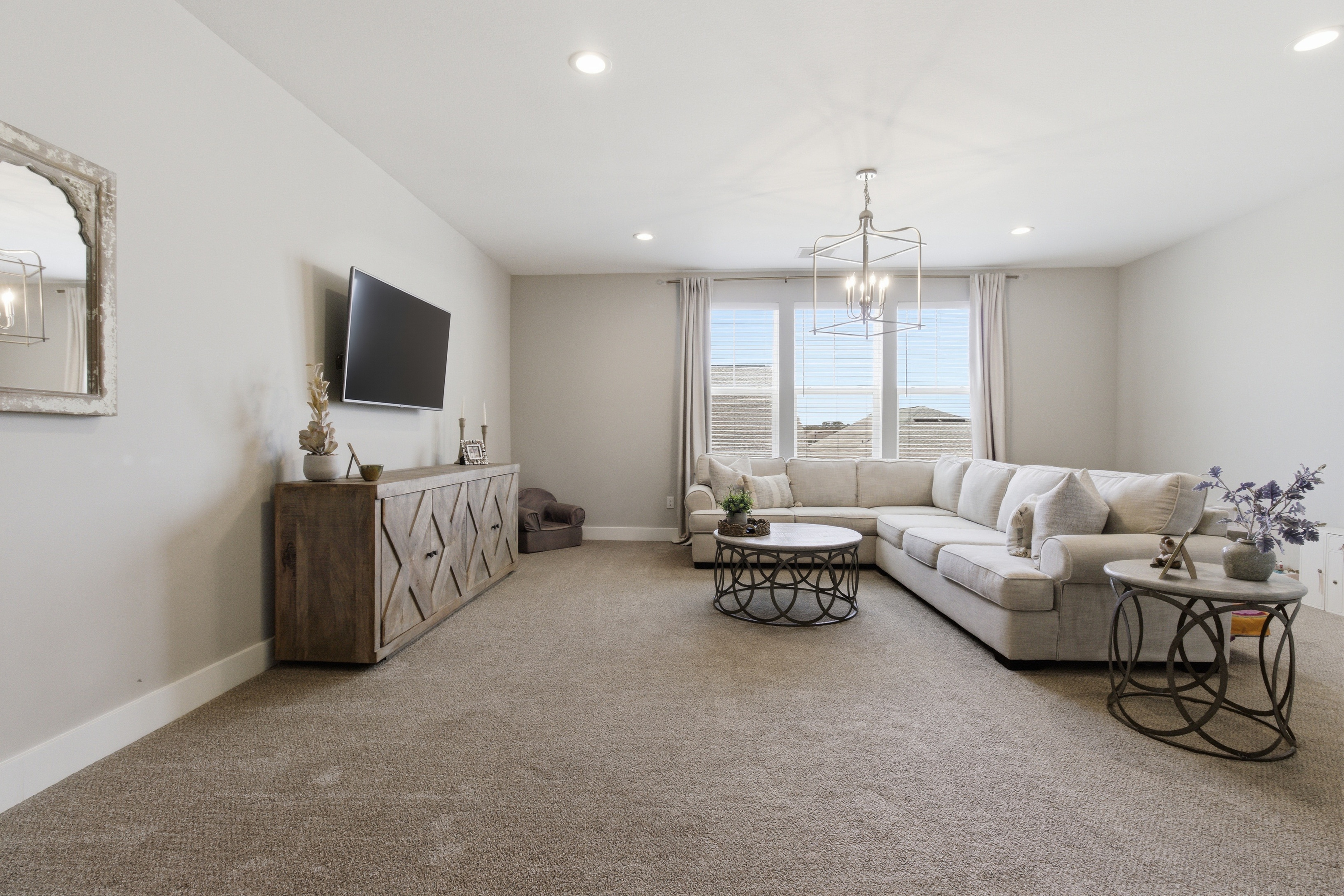  Spacious Corner-Lot Retreat With Flexible Living - 物件實景