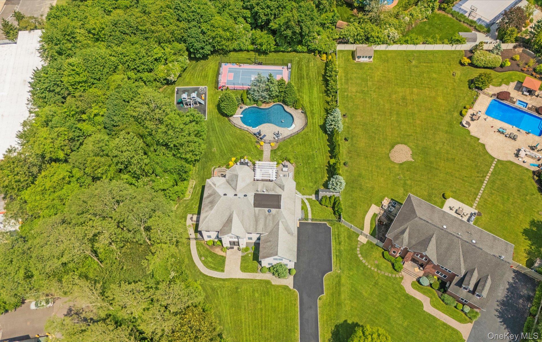 Huntington, New York, 11743, United States, 6 Bedrooms Bedrooms, ,4 BathroomsBathrooms,Residential,For Sale,1827761