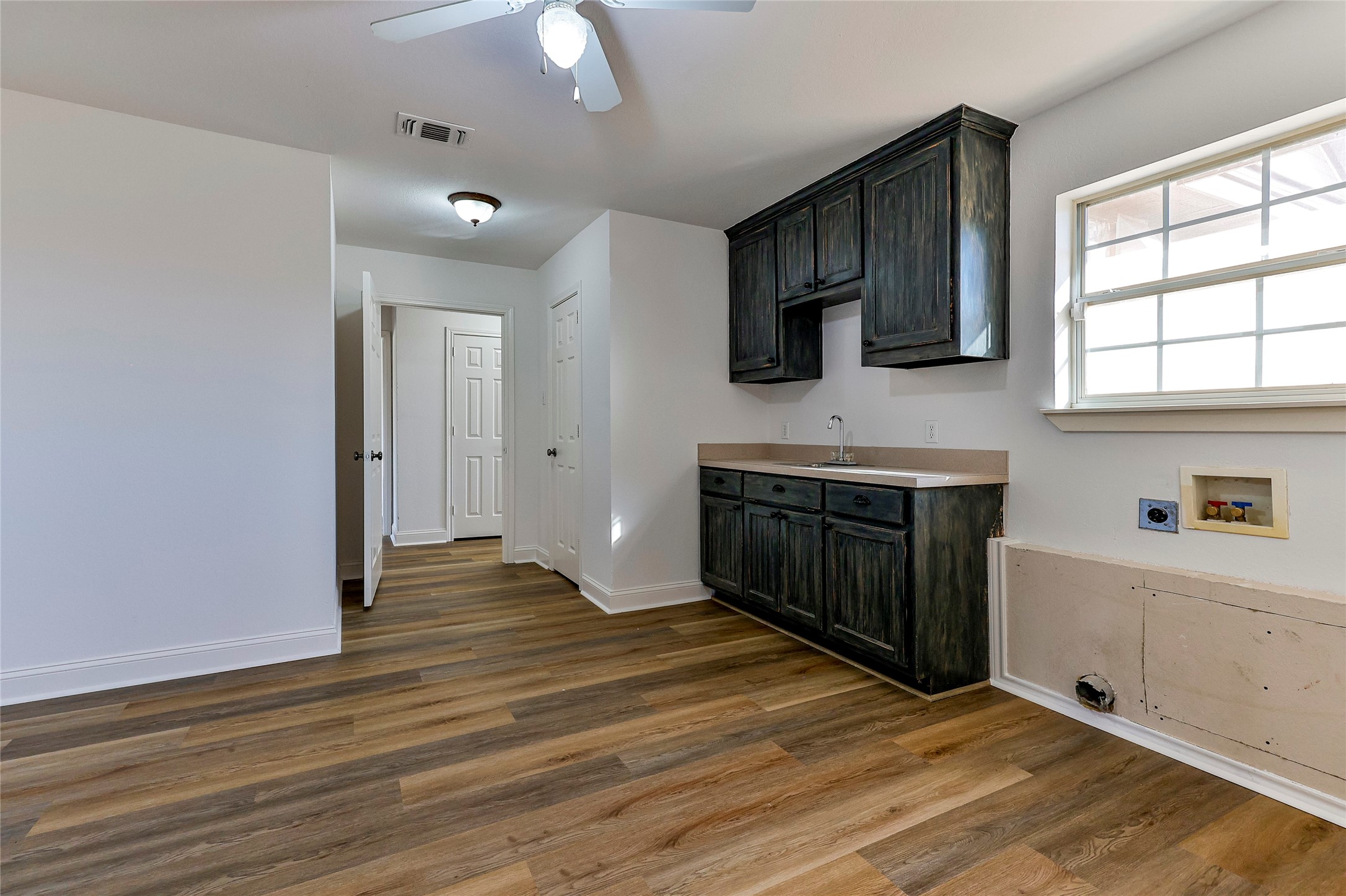 Weatherford, Texas, 76088, United States, 4 Bedrooms Bedrooms, ,3 BathroomsBathrooms,Residential,For Sale,1885521