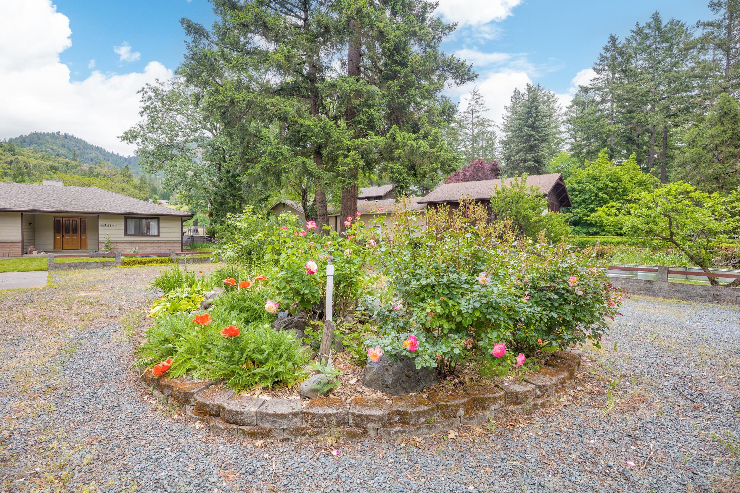 Grants Pass, Oregon, 97527, United States, 3 Bedrooms Bedrooms, ,3 BathroomsBathrooms,Residential,For Sale,1822817