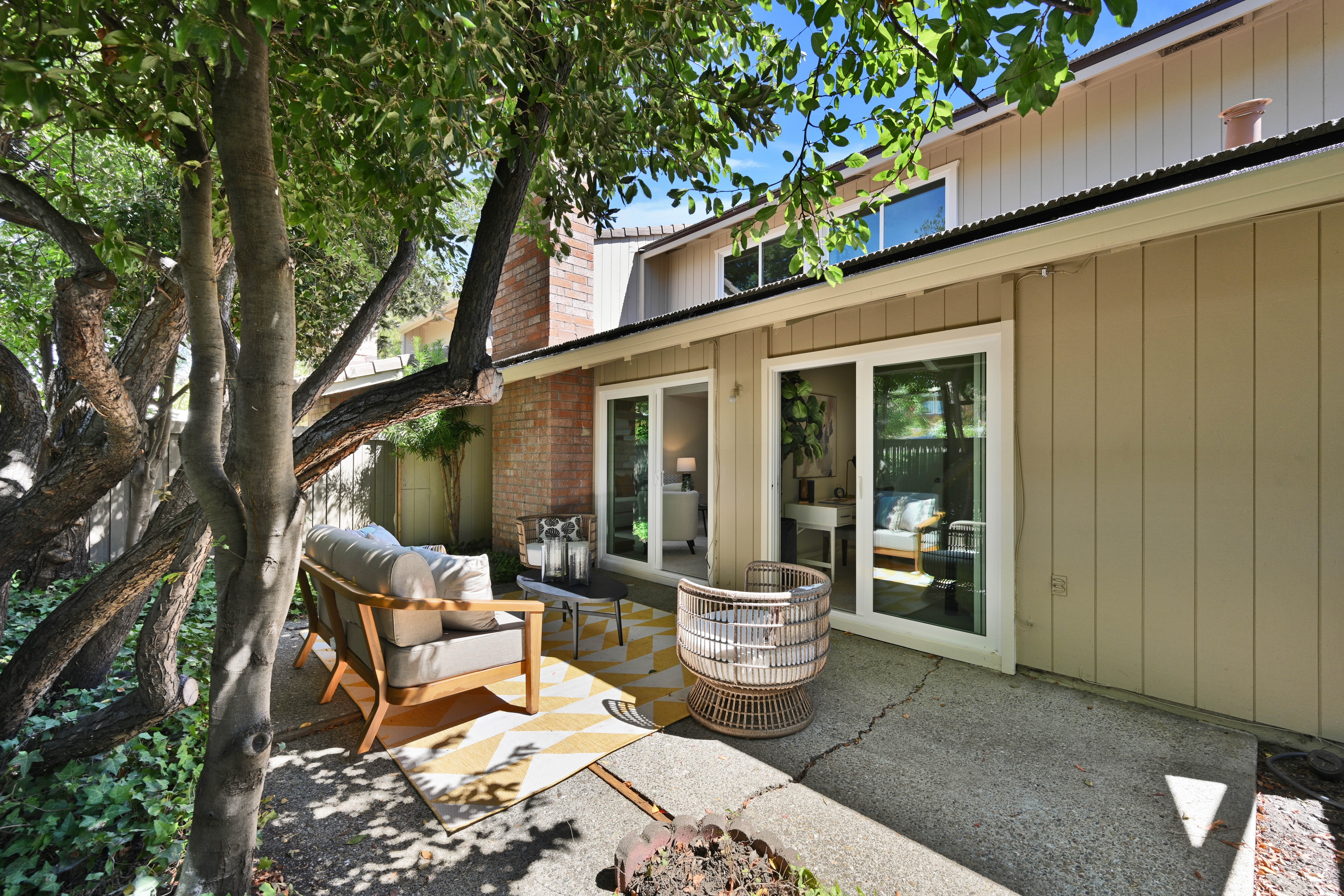  Charming Rolling Green Townhome with Distinctive Character - 物件實景