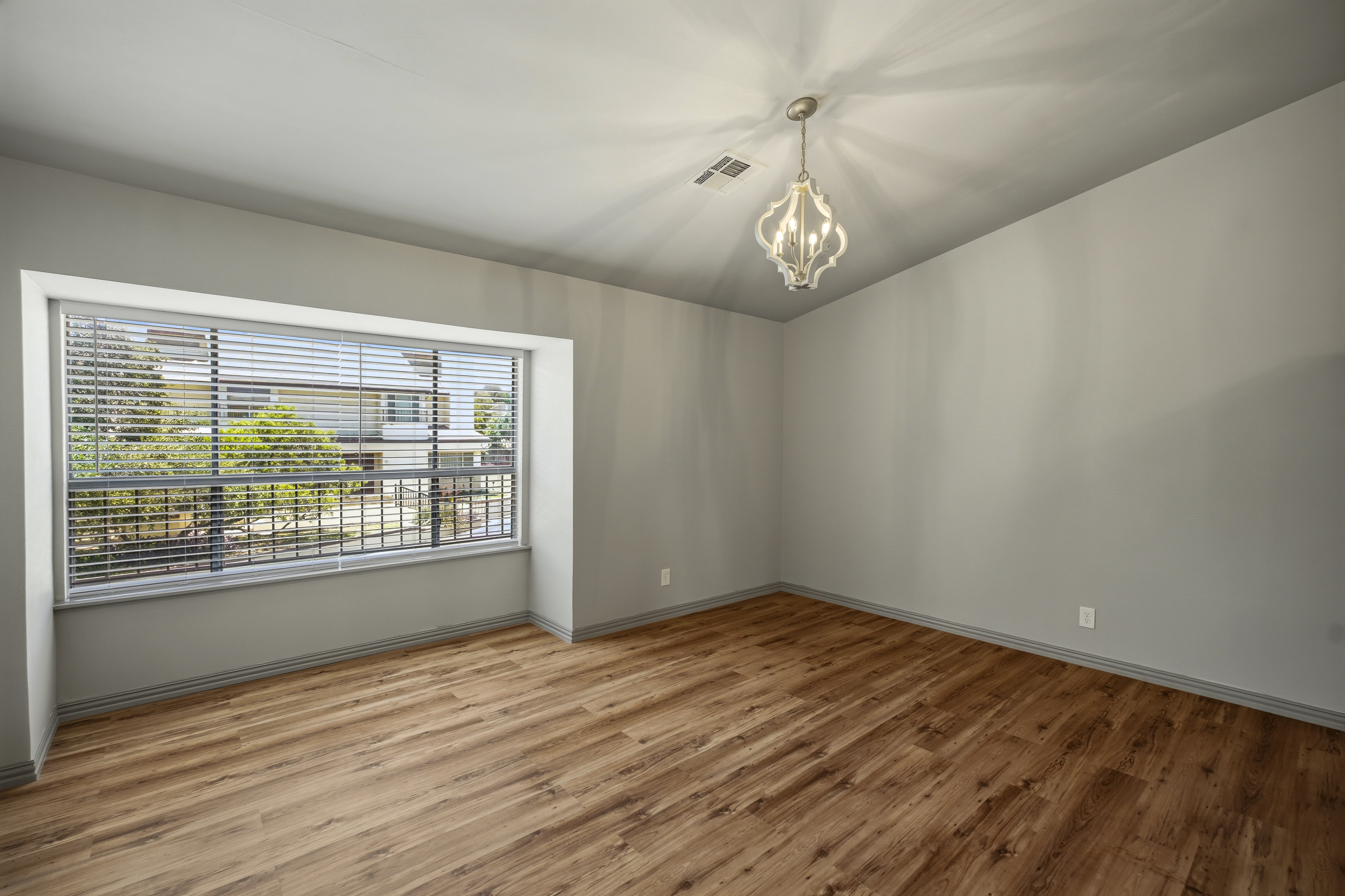  Move-In Ready Condo in Prime Location - 物件實景