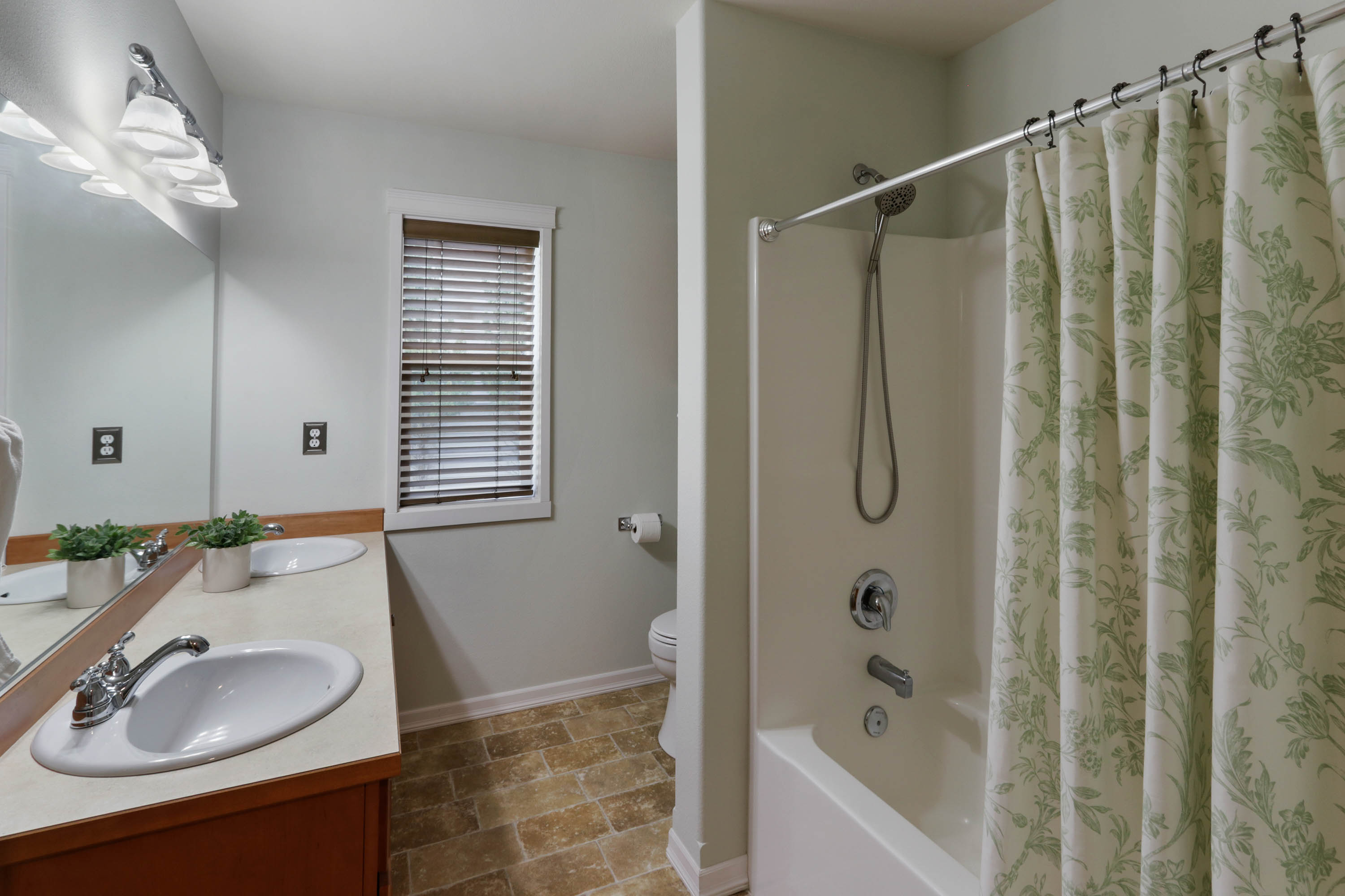 Sandpoint, Idaho, 83864, United States, 3 Bedrooms Bedrooms, ,2 BathroomsBathrooms,Residential,For Sale,1975029