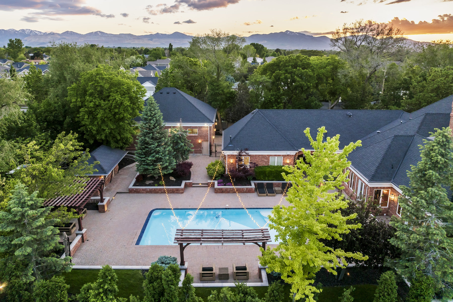  Gated West Jordan 2 Story Estate with 10 Car Garage and Swimming Pool - 物件實景