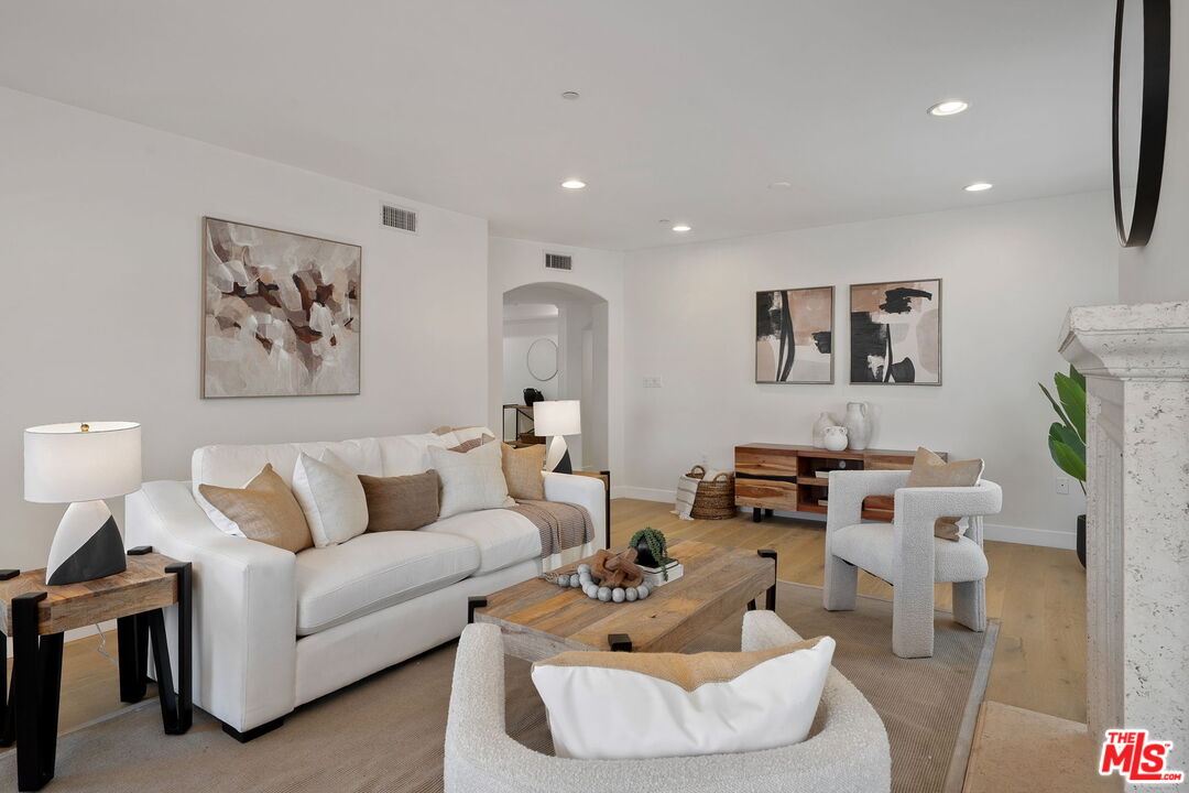 Los Angeles, California, 90025, United States, 3 Bedrooms Bedrooms, ,3 BathroomsBathrooms,Residential,For Sale,1939607