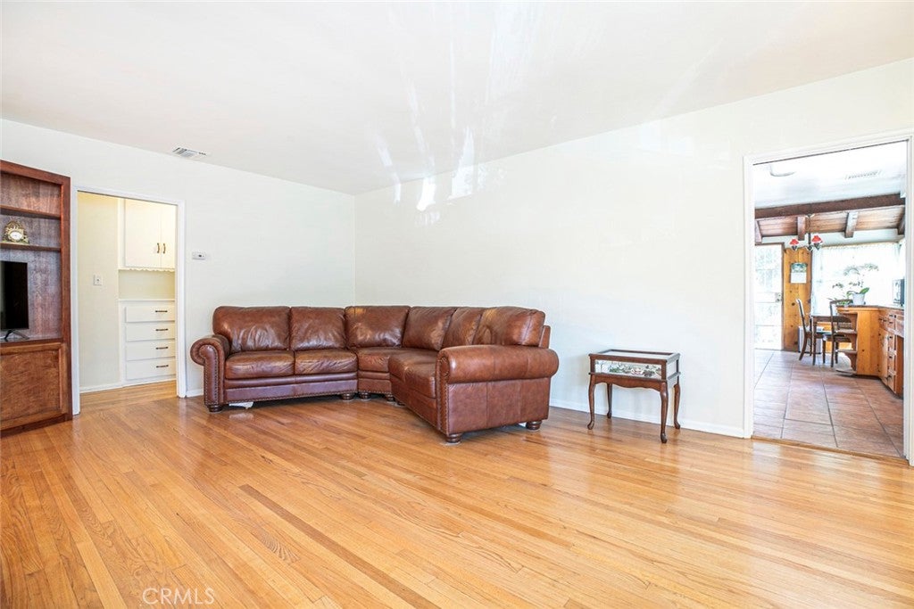 Van Nuys, California, 91405, United States, 2 Bedrooms Bedrooms, ,2 BathroomsBathrooms,Residential,For Sale,1993356