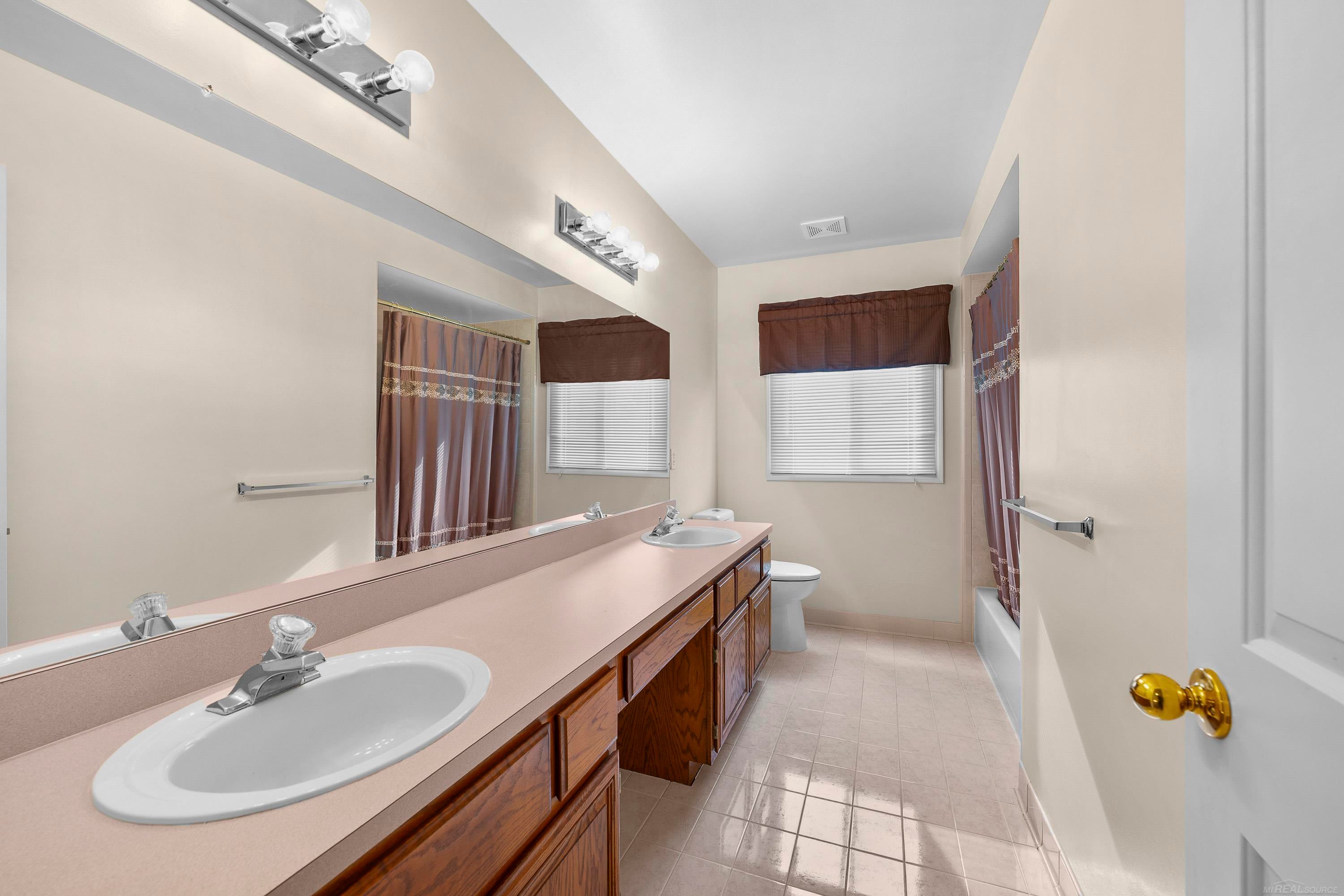 Shelby Twp, Michigan, 48315, United States, 4 Bedrooms Bedrooms, ,4 BathroomsBathrooms,Residential,For Sale,1987428