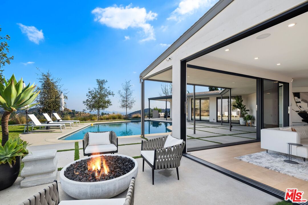 Los Angeles, California, 90046, United States, 5 Bedrooms Bedrooms, ,6 BathroomsBathrooms,Residential,For Sale,2000660