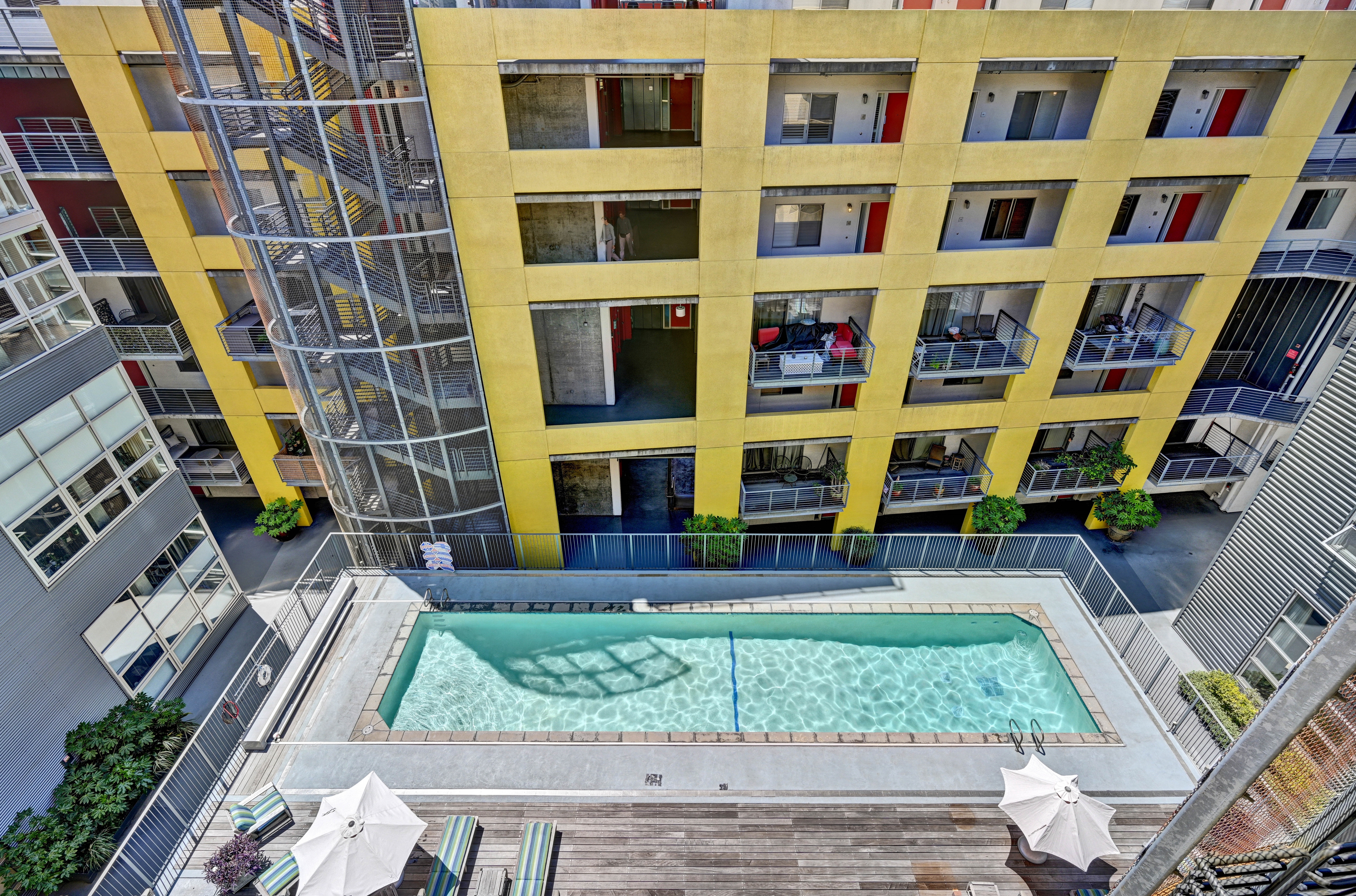  Sophisticated Penthouse Loft with Private Patio in Vibrant Jack London Square - 物件實景