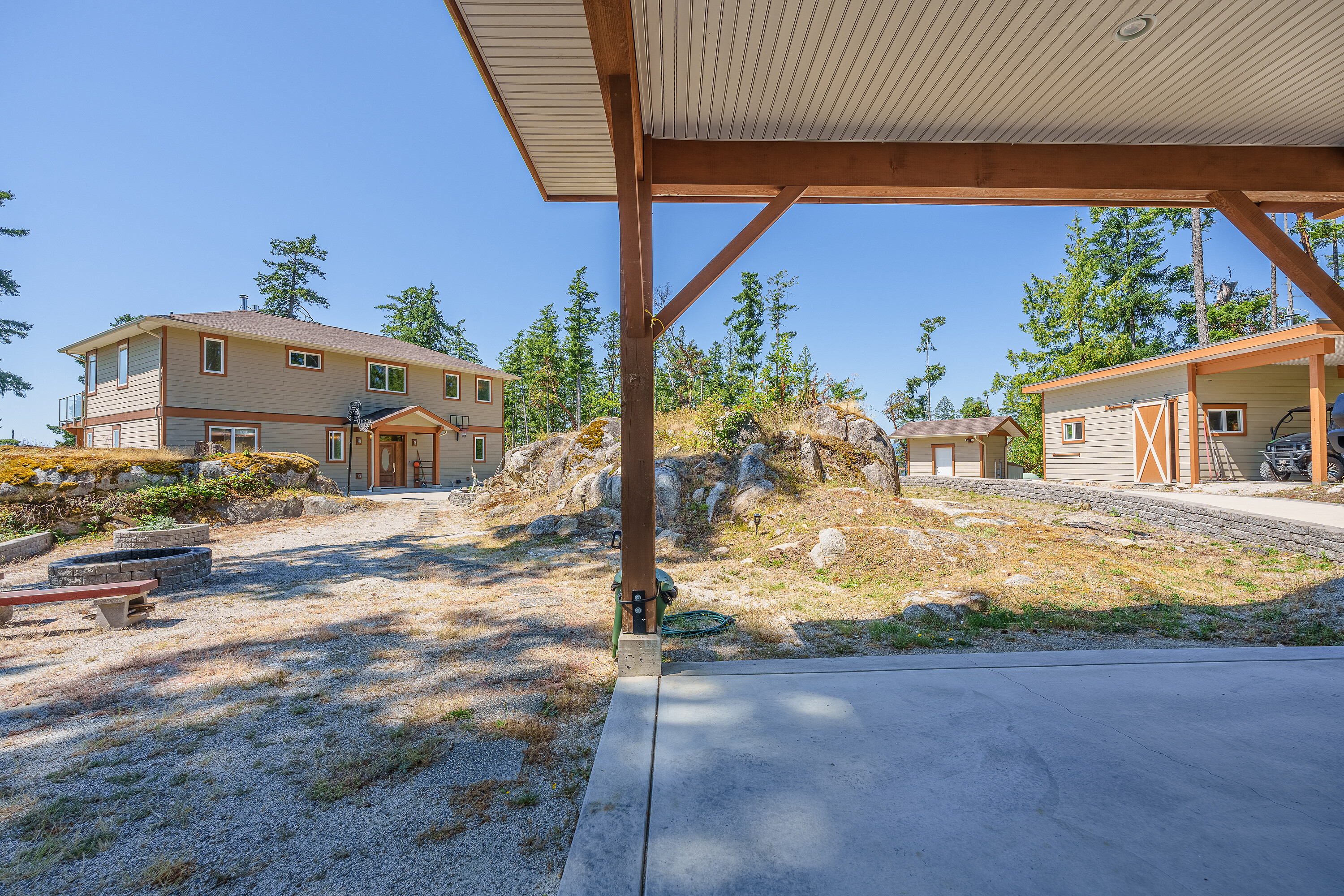  Custom Built Home on Acreage - 物件實景
